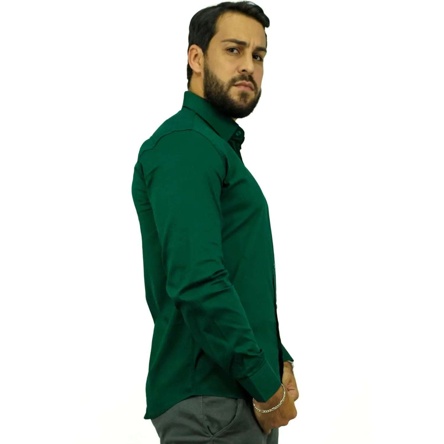 Camisa manga longa lisa, na cor verde. Foto de modelo vestindo a camisa social da Absinto men.