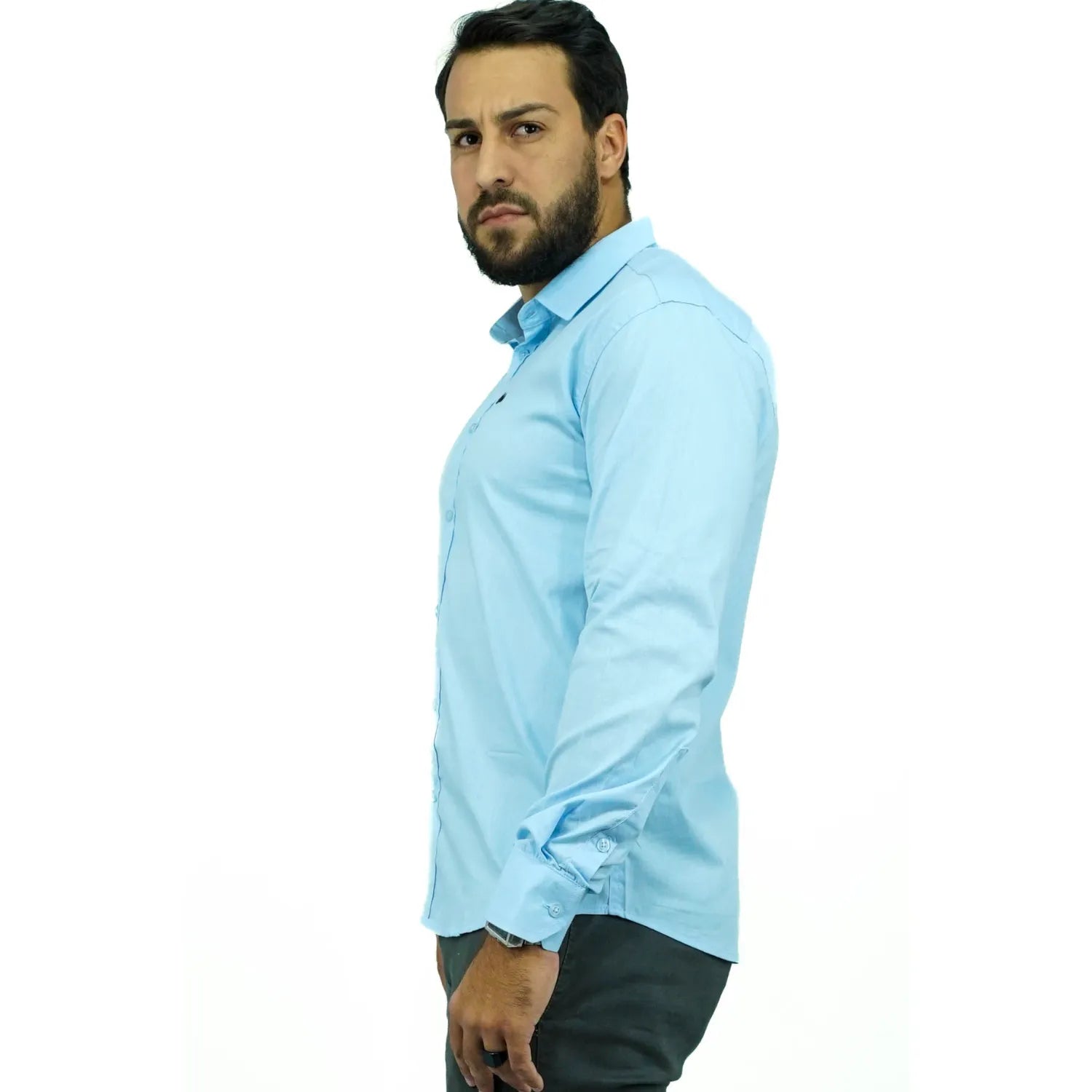 Camisa manga longa lisa, na cor azul. Foto de modelo vestindo a camisa social da Absinto men.