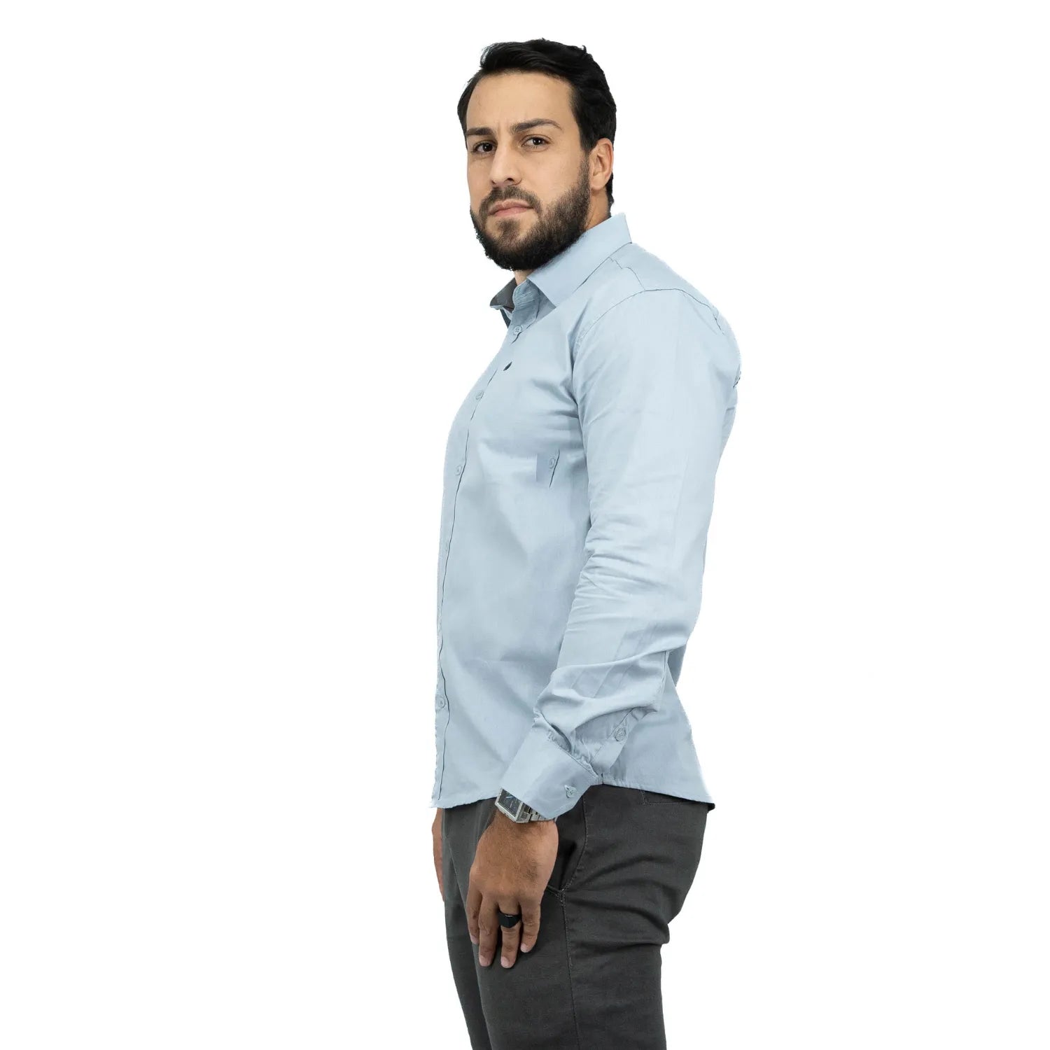 Camisa manga longa lisa, na cor chumbo. Foto de modelo vestindo a camisa social da Absinto men.
