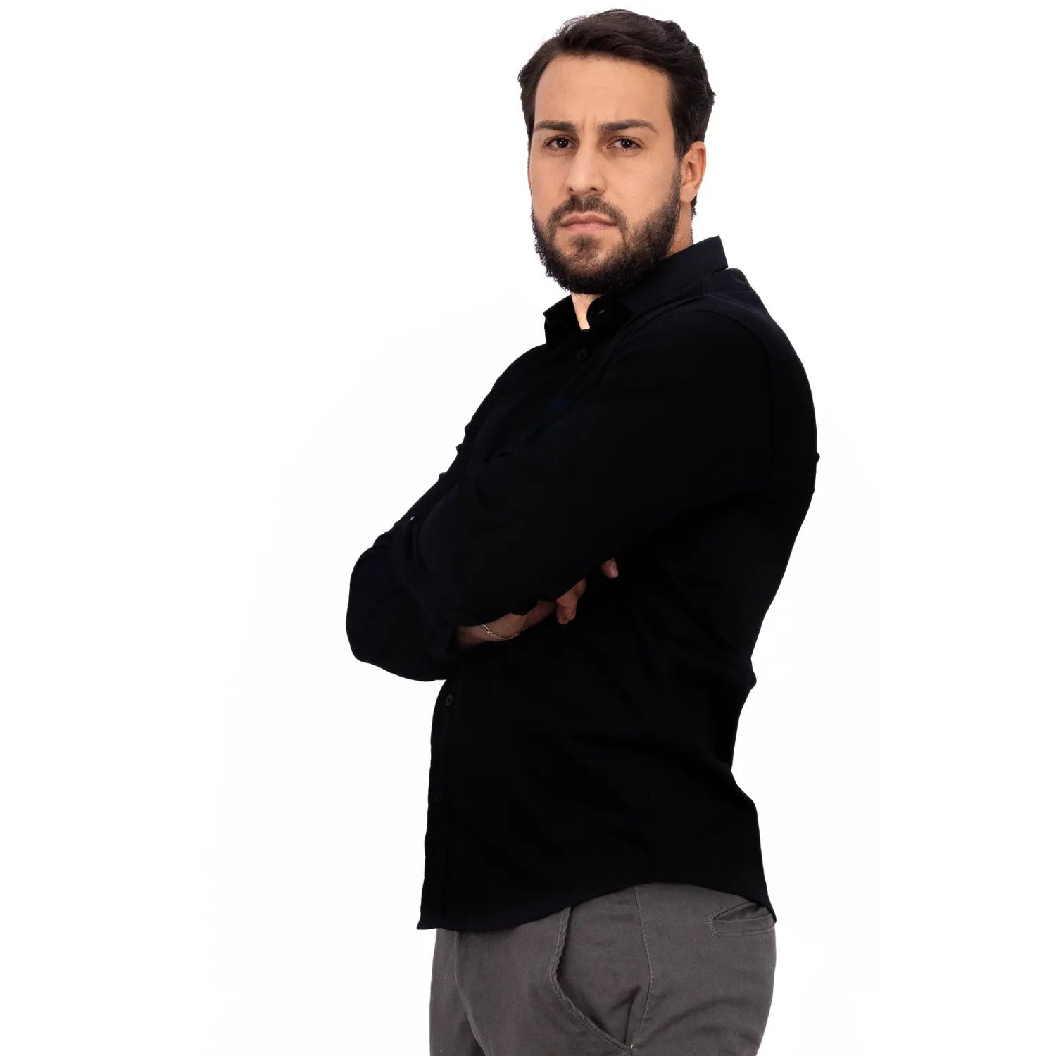 Camisa manga longa lisa, na cor preta. Foto de modelo vestindo a camisa social da Absinto men.