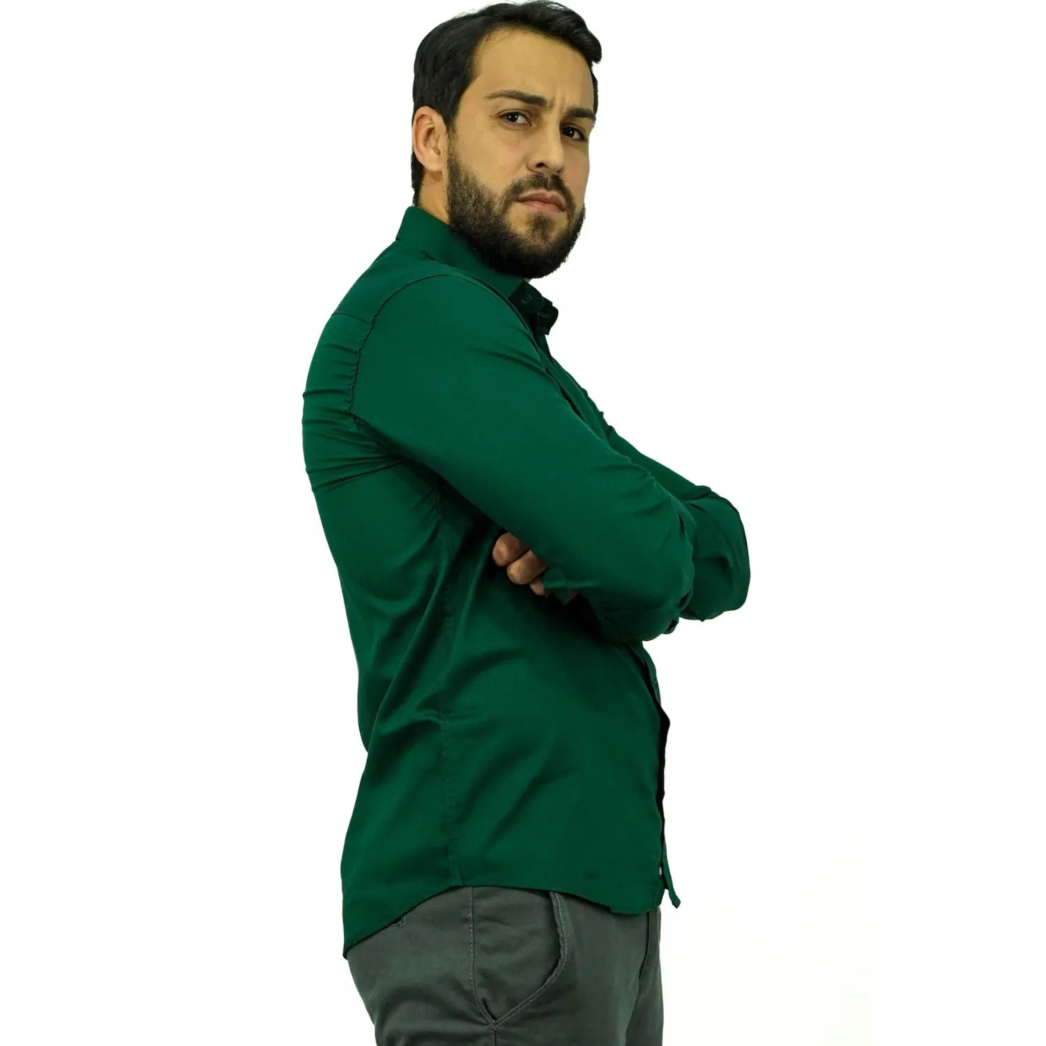 Camisa manga longa lisa, na cor verde. Foto de modelo vestindo a camisa social da Absinto men.