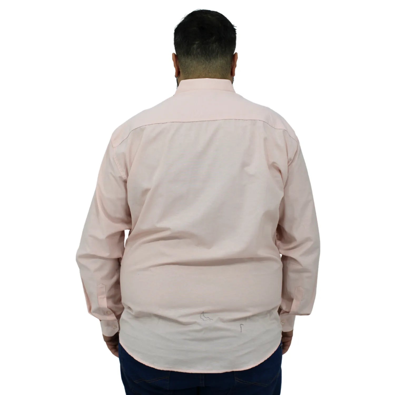 Camisa social masculina plus size de manga longa, lisa, na cor rosa. Foto de modelo usando a camisa social da absinto men.