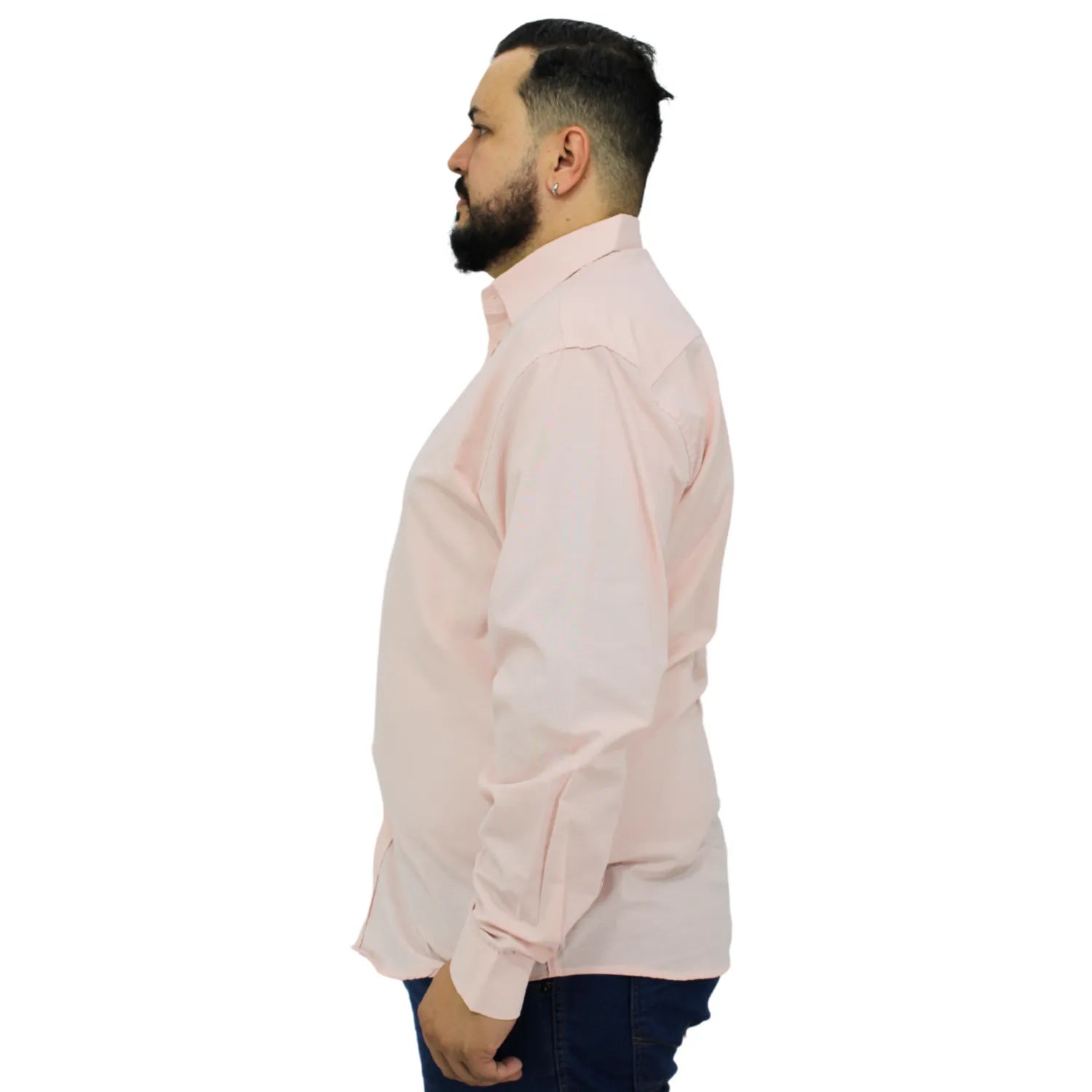 Camisa social masculina plus size de manga longa, lisa, na cor rosa. Foto de modelo usando a camisa social da absinto men.