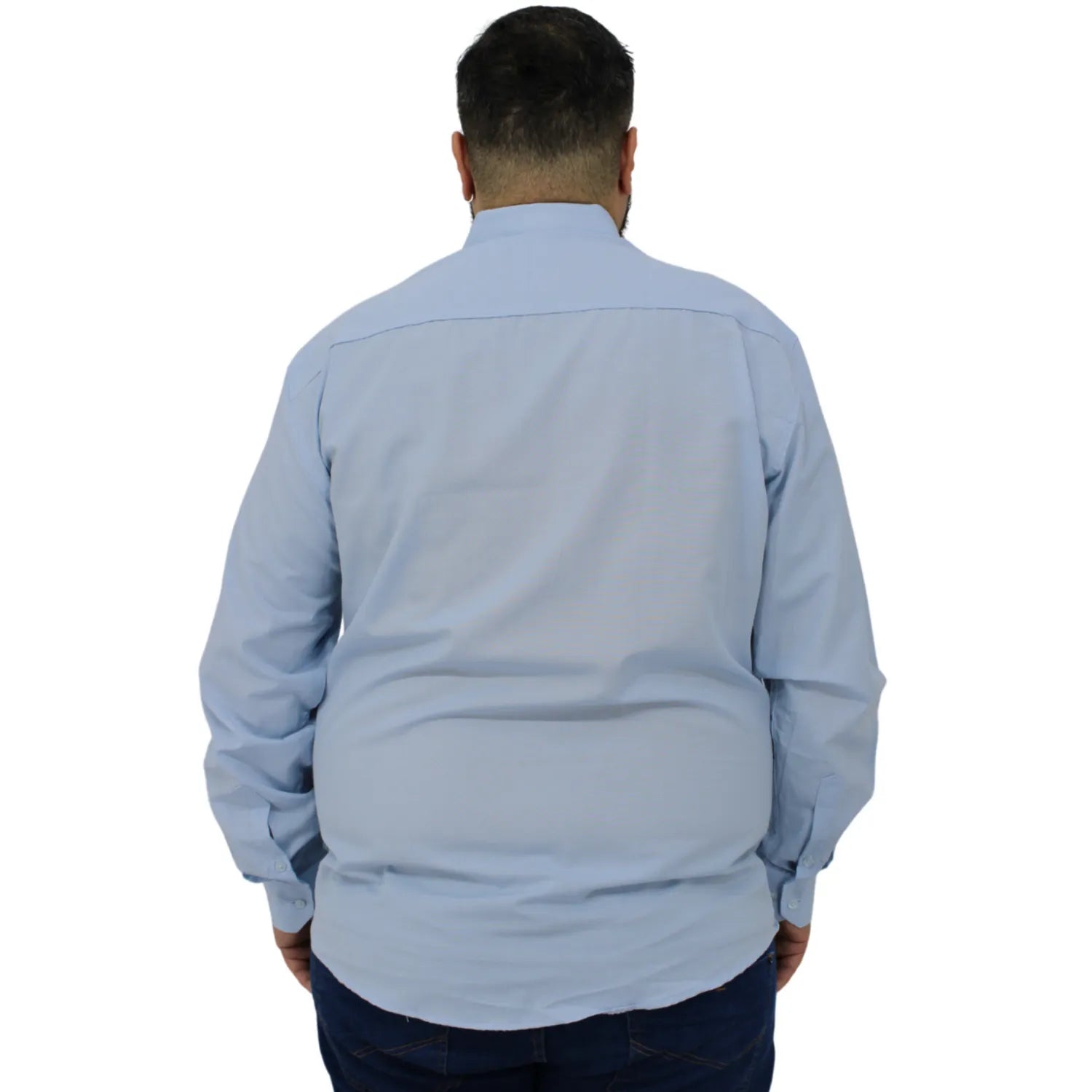 Camisa social masculina plus size de manga longa, lisa, na cor azul. Foto de camisa social lisa plus size, da marca Absinto Men.