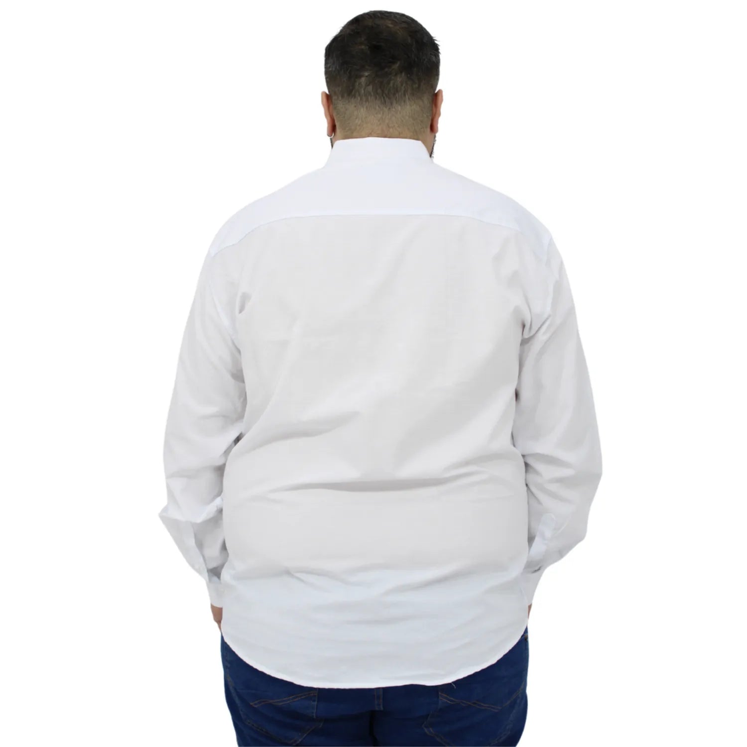 Camisa social masculina plus size de manga longa, lisa, na cor branca. Foto de camisa social lisa plus size, da marca Absinto Men.
