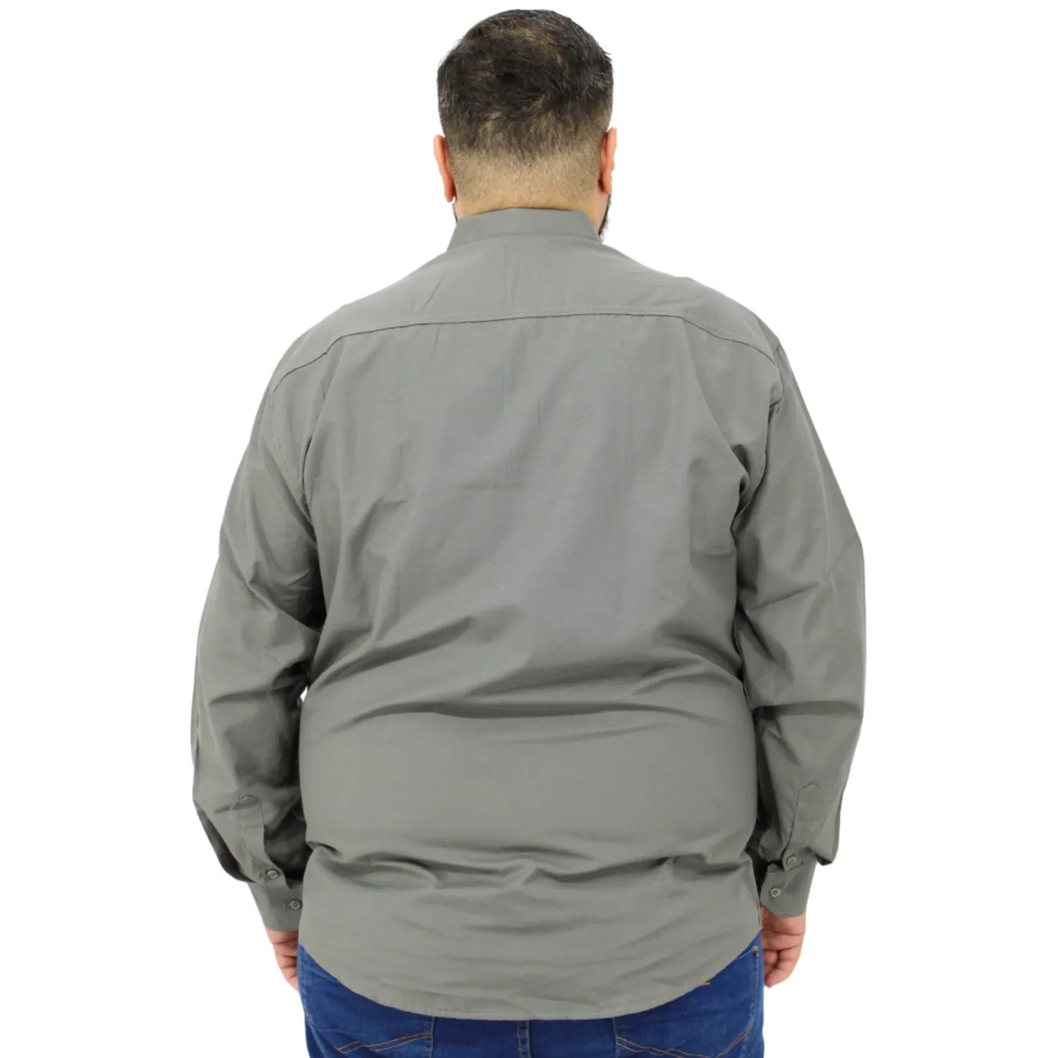 Camisa social masculina plus size de manga longa, lisa, na cor chumbo. Foto de camisa social lisa plus size, da marca Absinto Men.