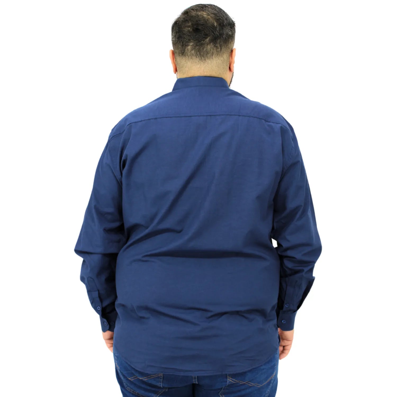 Camisa social masculina plus size de manga longa, lisa, na cor marinho. Foto de camisa social lisa plus size, da marca Absinto Men.