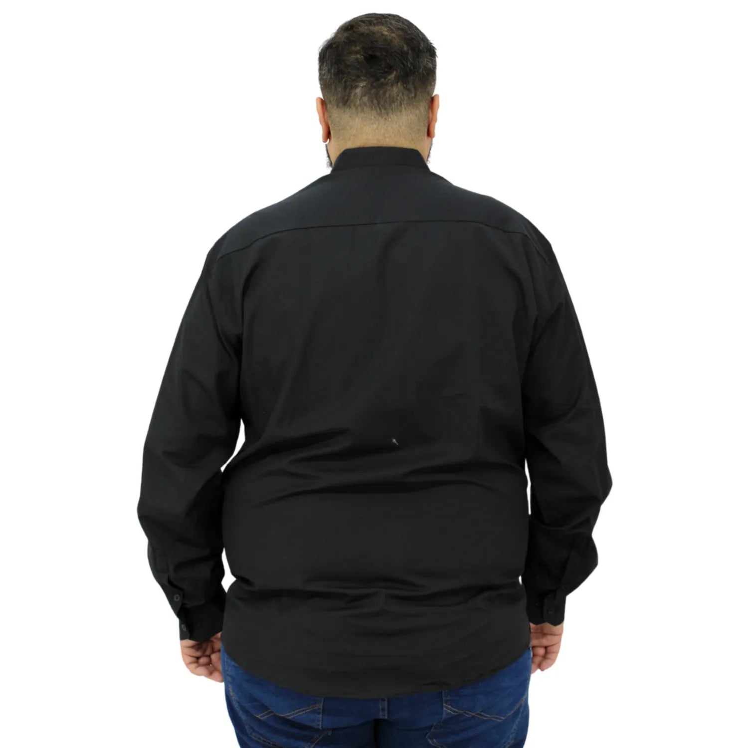 Camisa social masculina plus size de manga longa, lisa, na cor preta. Foto de camisa social lisa plus size, da marca Absinto Men.