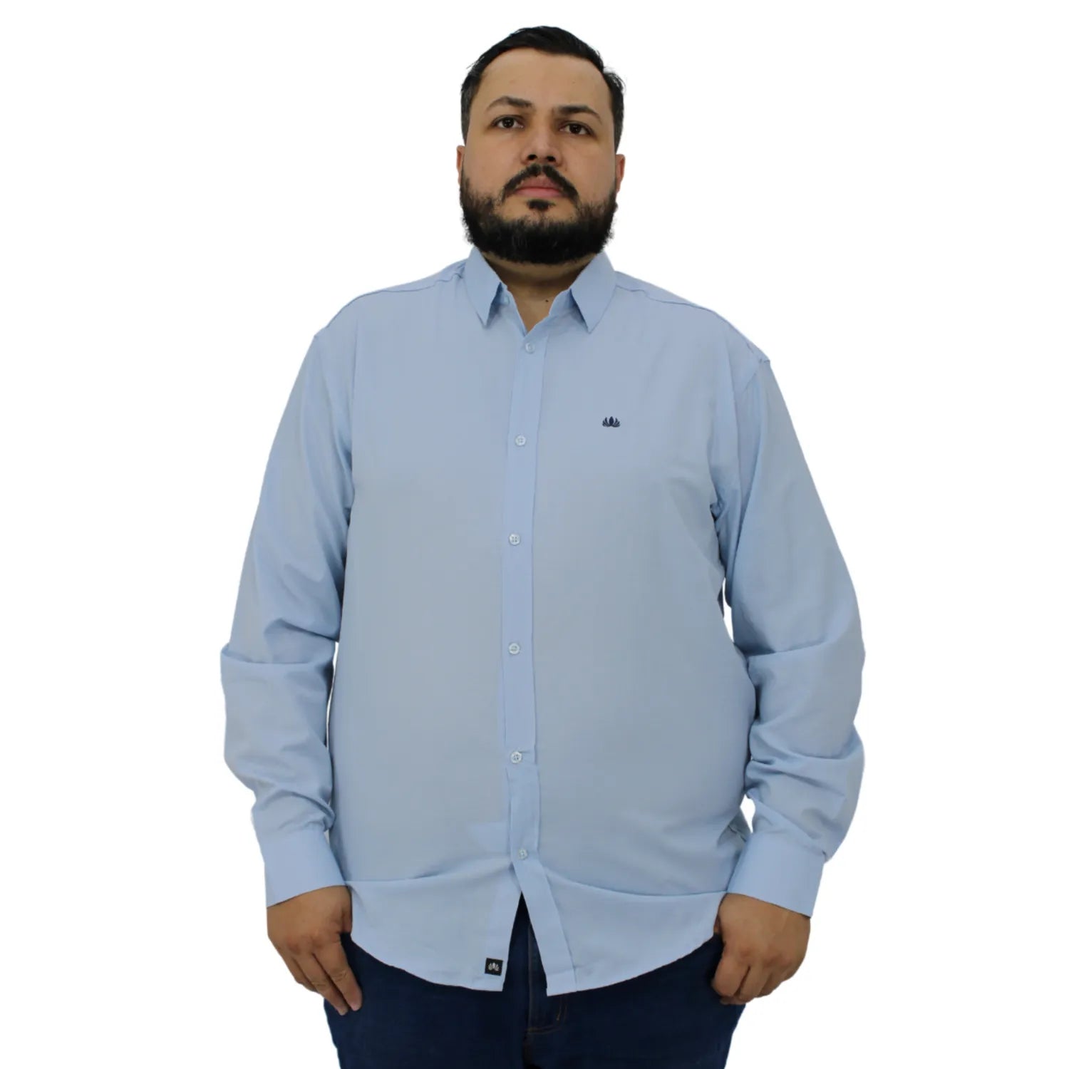 Camisa social masculina plus size de manga longa, lisa, na cor azul. Foto de camisa social lisa plus size, da marca Absinto Men.