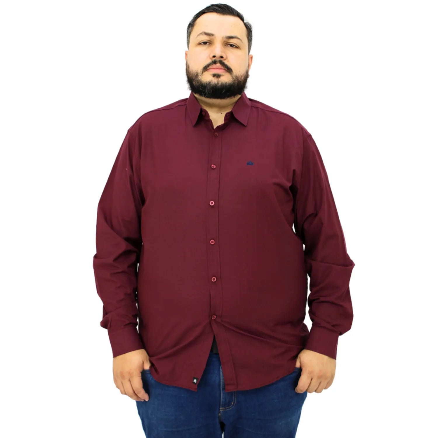 Camisa social masculina plus size de manga longa, lisa, na cor bordô. Foto de camisa social lisa plus size, da marca Absinto Men.