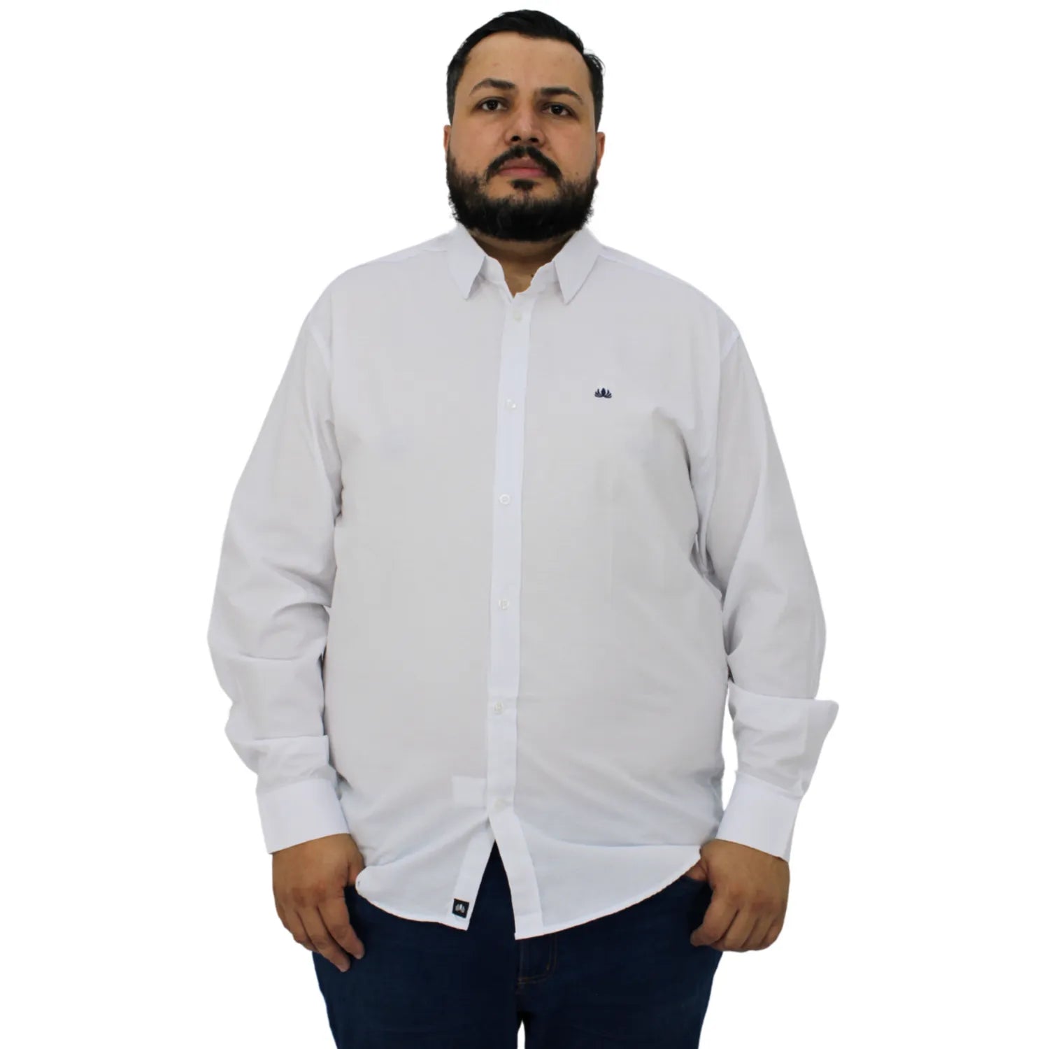 Camisa social masculina plus size de manga longa, lisa, na cor branca. Foto de camisa social lisa plus size, da marca Absinto Men.