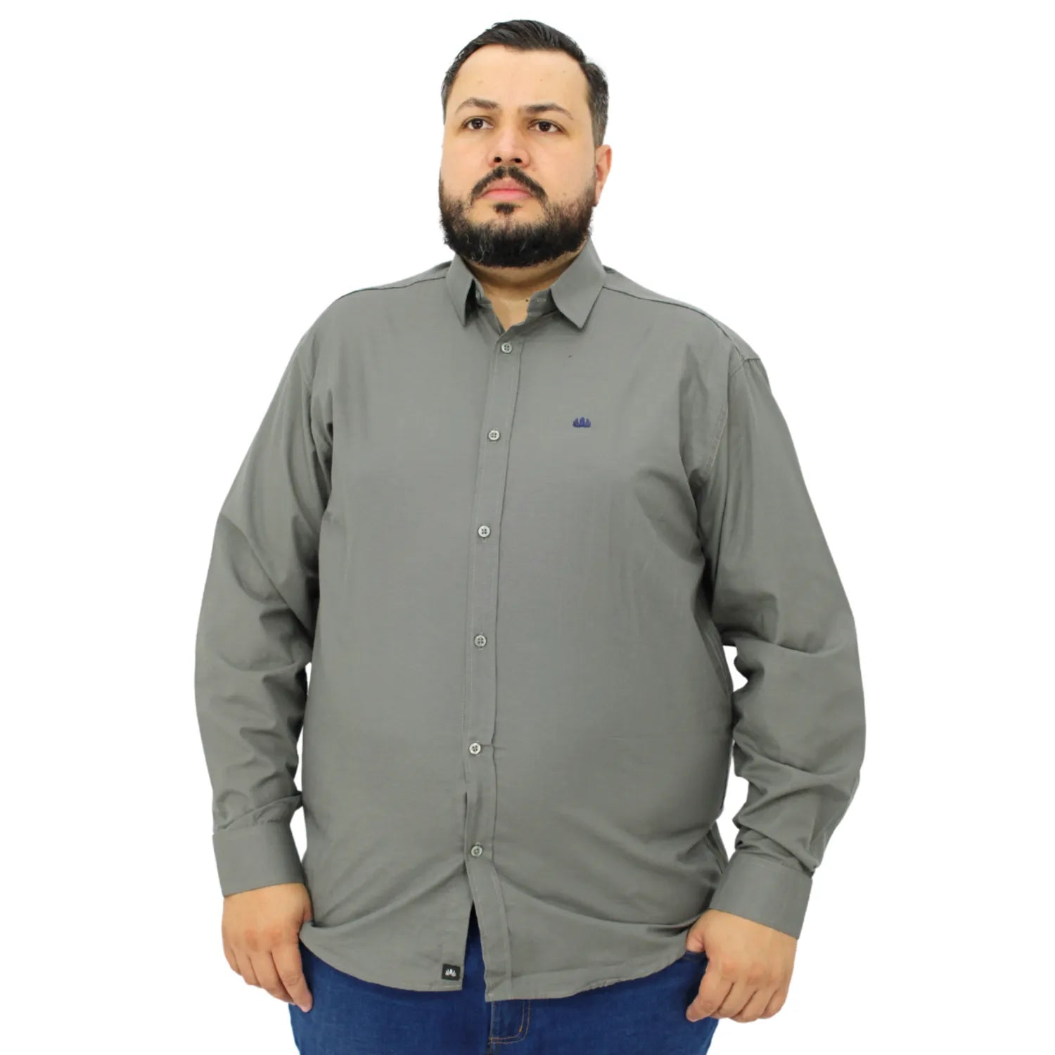 Camisa social masculina plus size de manga longa, lisa, na cor chumbo. Foto de camisa social lisa plus size, da marca Absinto Men.