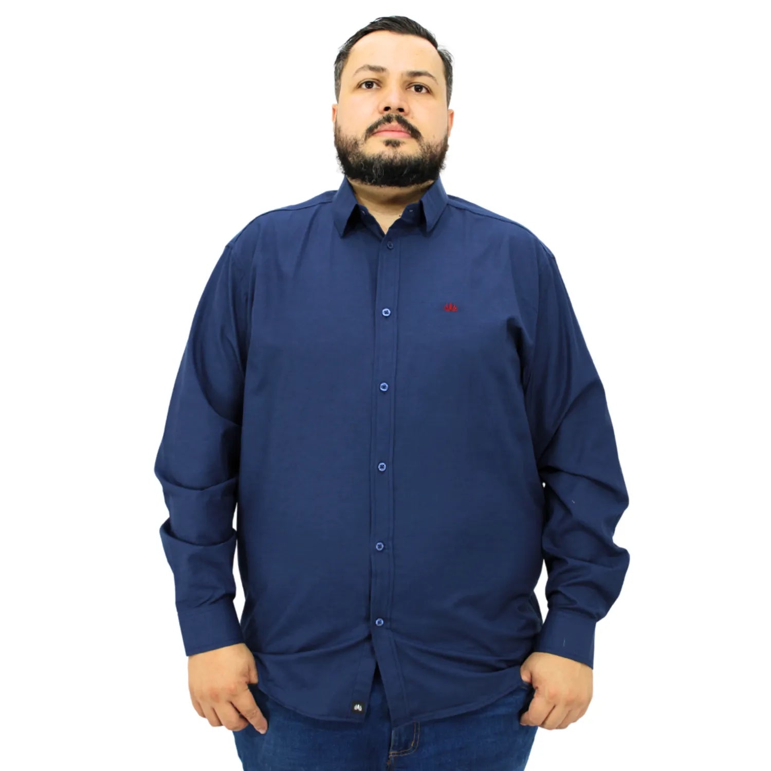 Camisa social masculina plus size de manga longa, lisa, na cor marinho. Foto de camisa social lisa plus size, da marca Absinto Men.