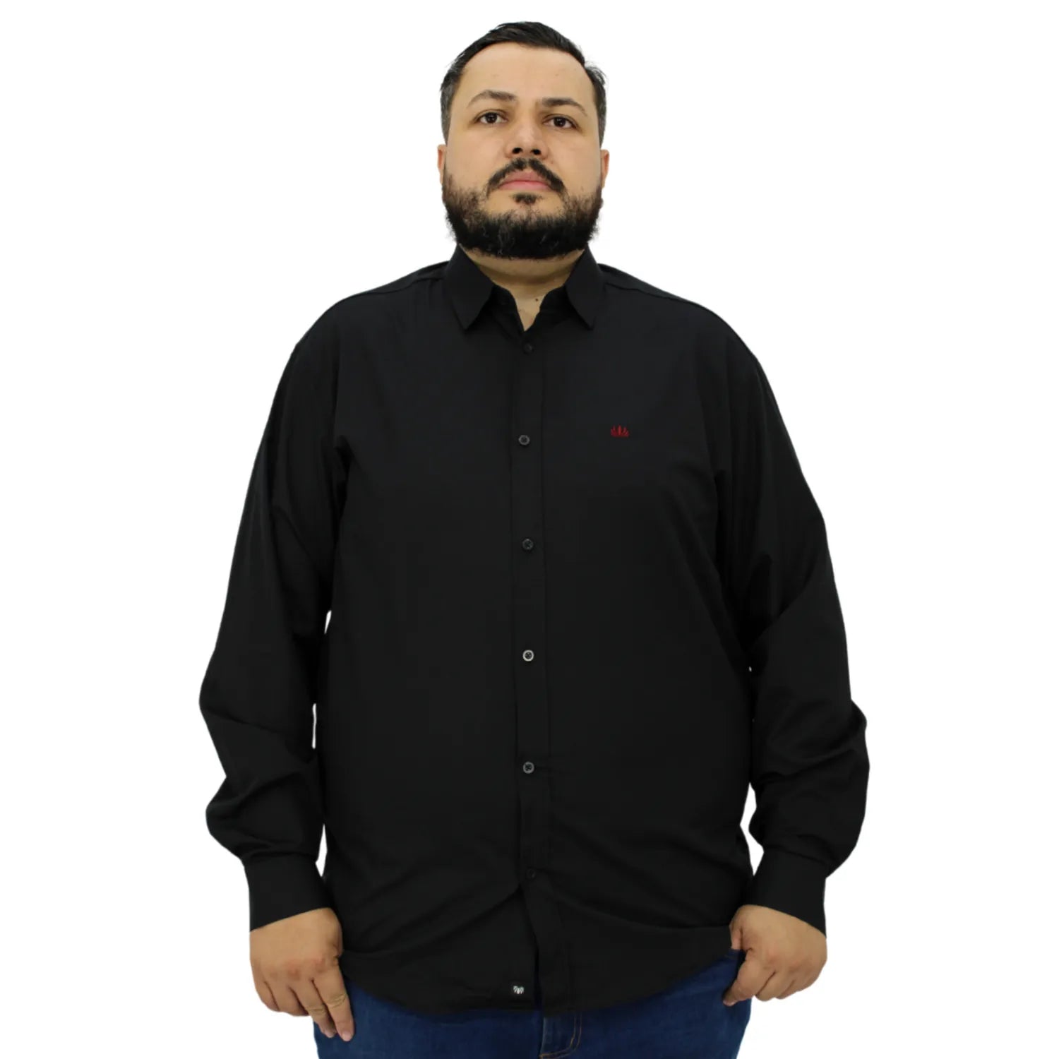 Camisa social masculina plus size de manga longa, lisa, na cor preta. Foto de modelo usando a camisa social da absinto men.