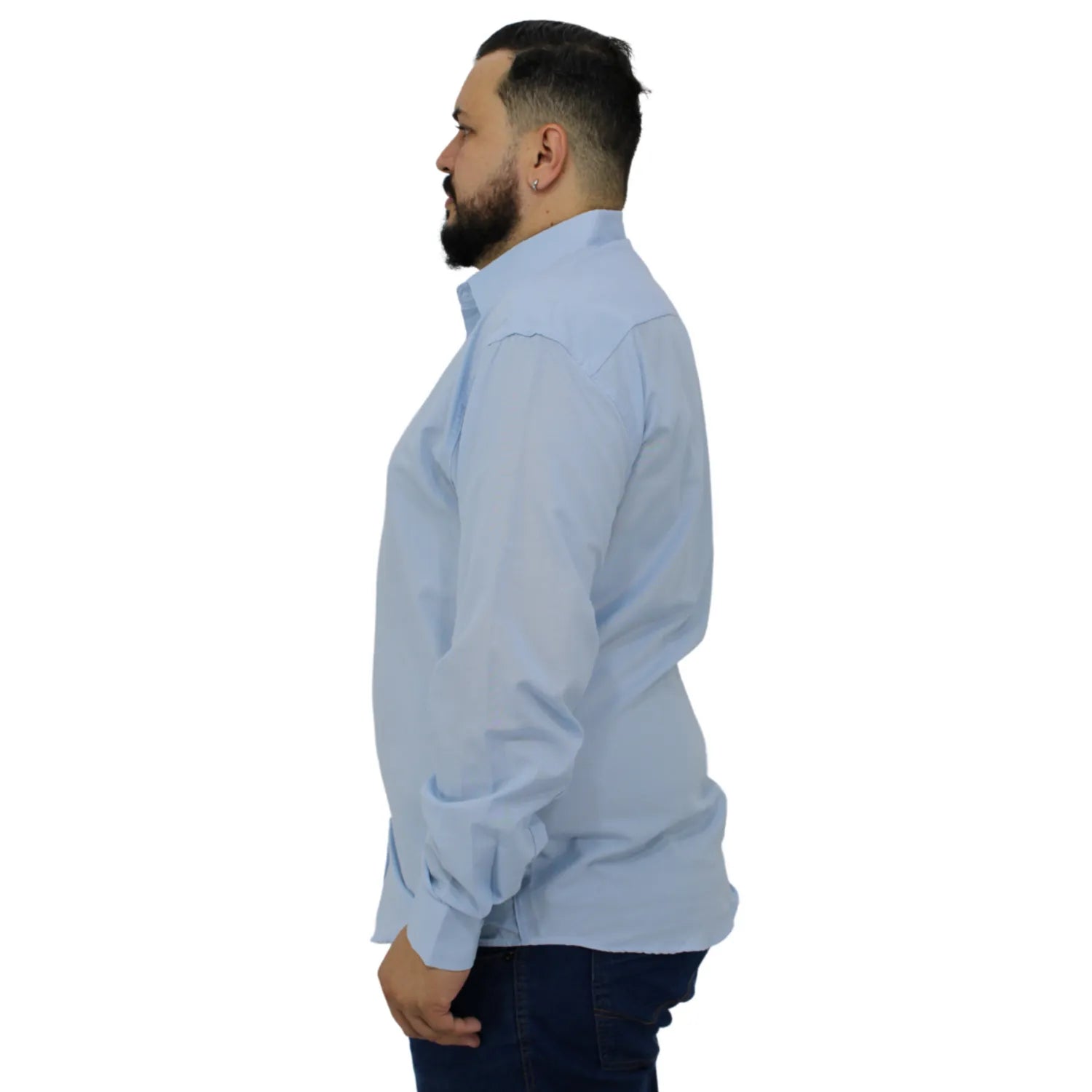 Camisa social masculina plus size de manga longa, lisa, na cor azul. Foto de camisa social lisa plus size, da marca Absinto Men.