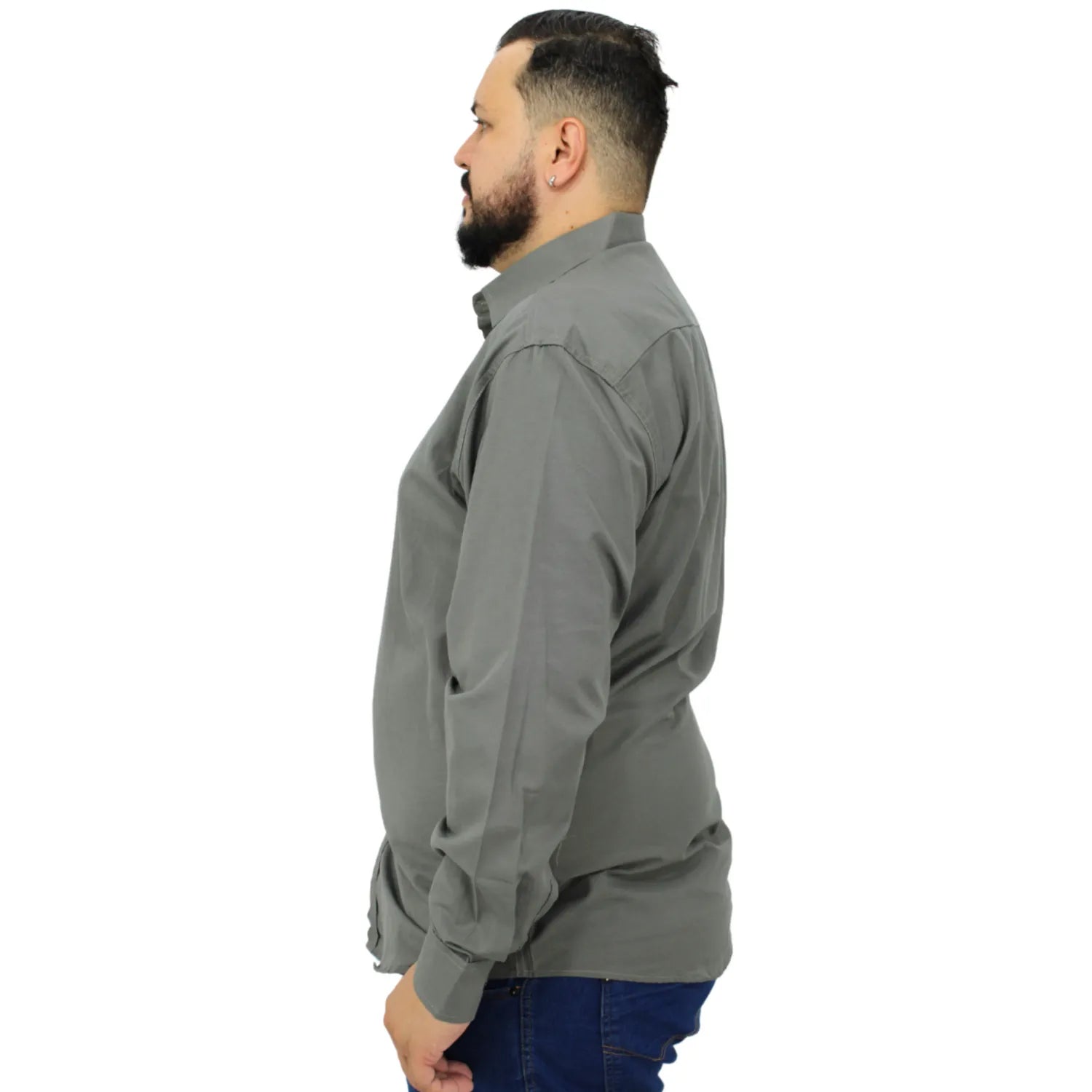 Camisa social masculina plus size de manga longa, lisa, na cor chumbo. Foto de camisa social lisa plus size, da marca Absinto Men.