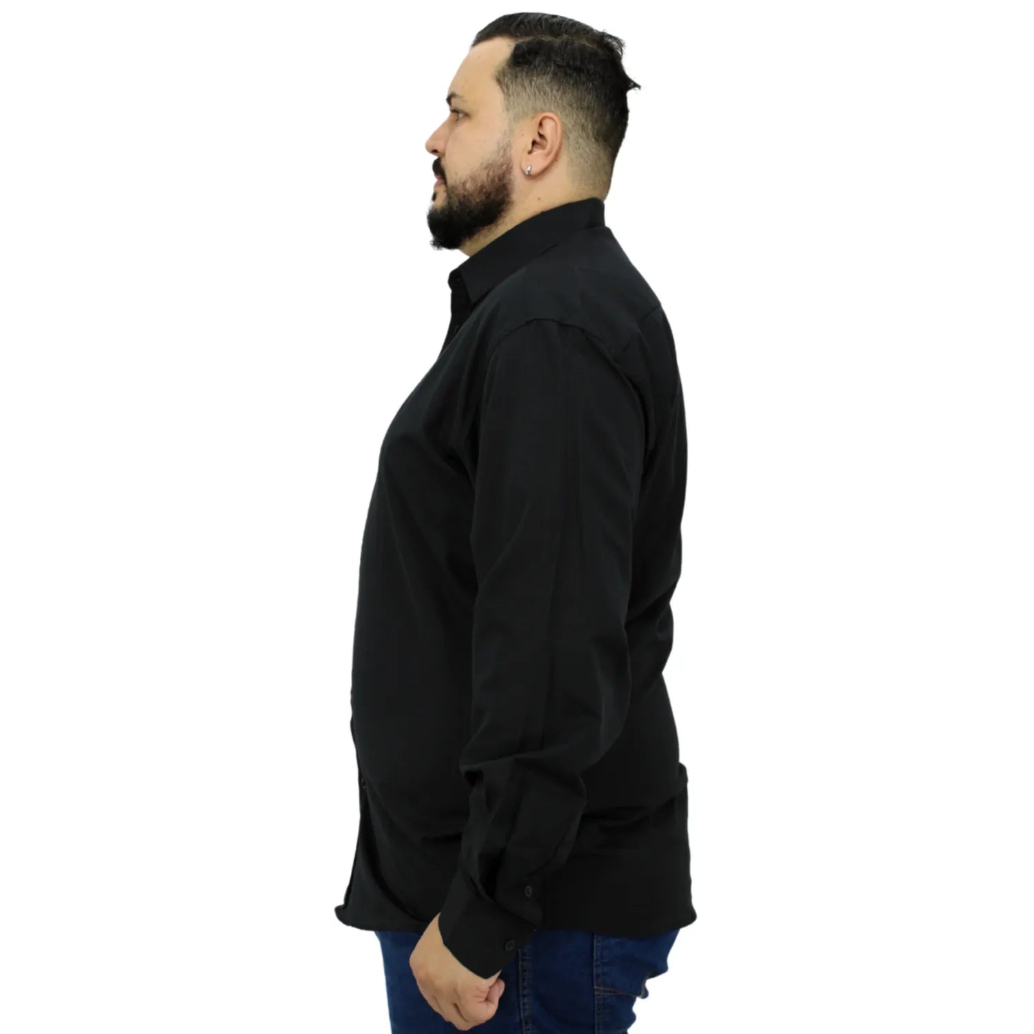 Camisa social masculina plus size de manga longa, lisa, na cor preta. Foto de camisa social lisa plus size, da marca Absinto Men.