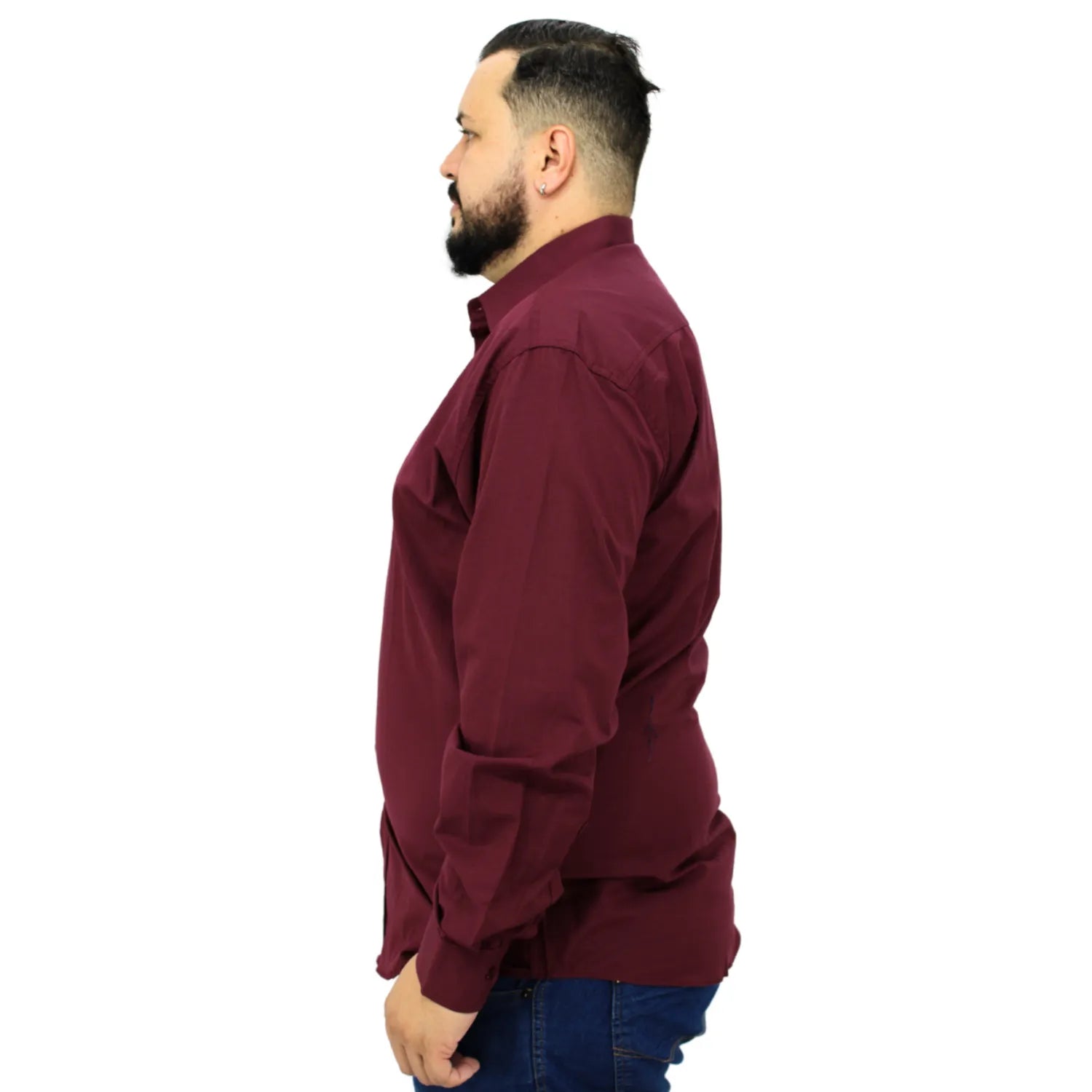 Camisa social masculina plus size de manga longa, lisa, na cor bordô. Foto de camisa social lisa plus size, da marca Absinto Men.