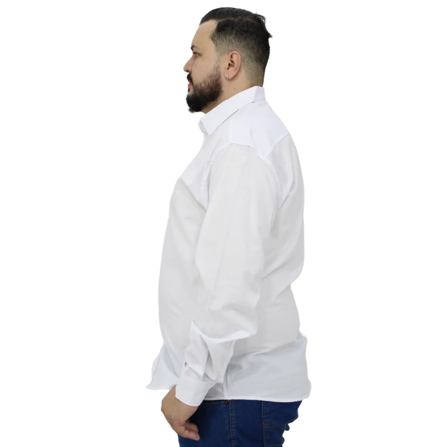 Camisa social masculina plus size de manga longa, lisa, na cor branca. Foto de camisa social lisa plus size, da marca Absinto Men.