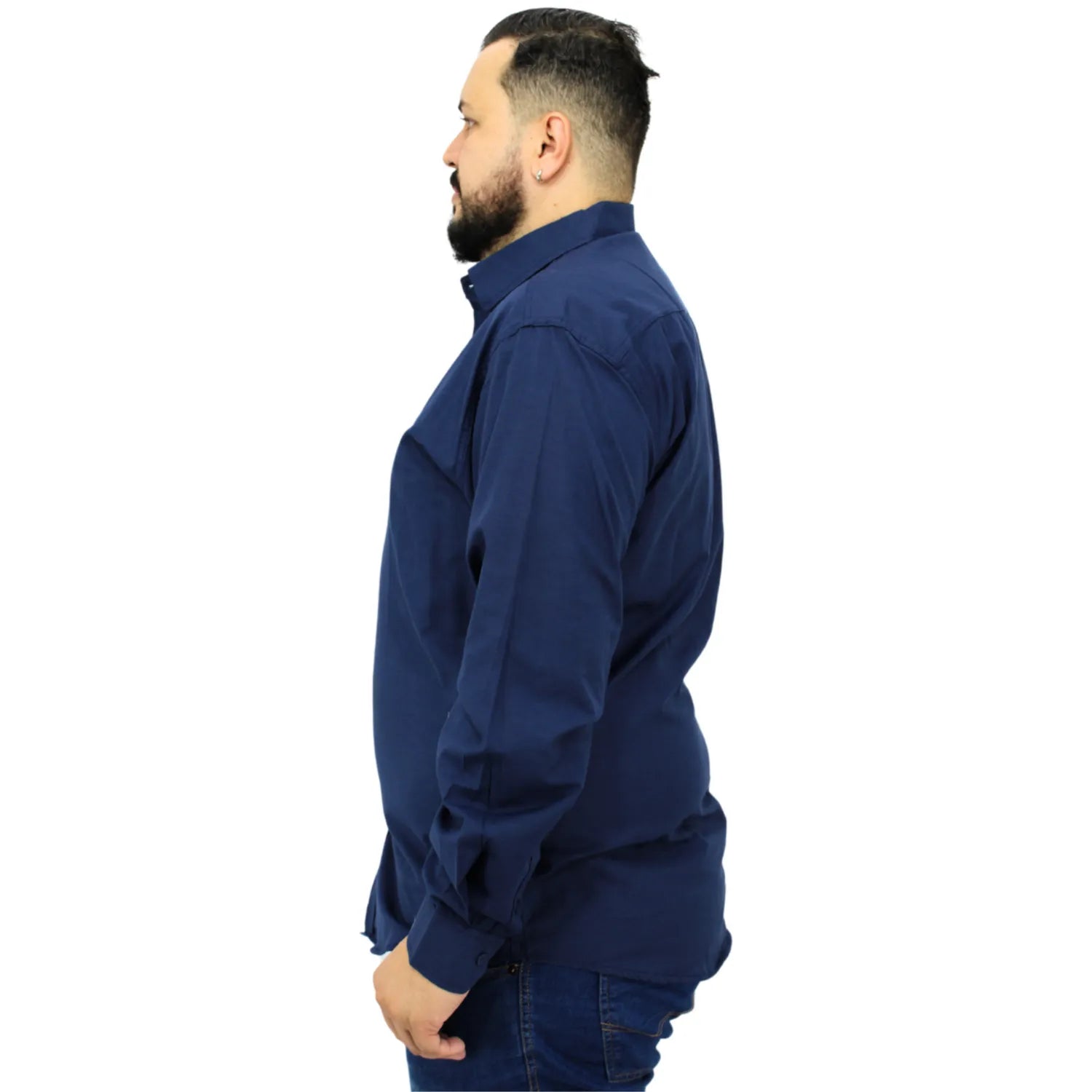 Camisa social masculina plus size de manga longa, lisa, na cor marinho. Foto de camisa social lisa plus size, da marca Absinto Men.