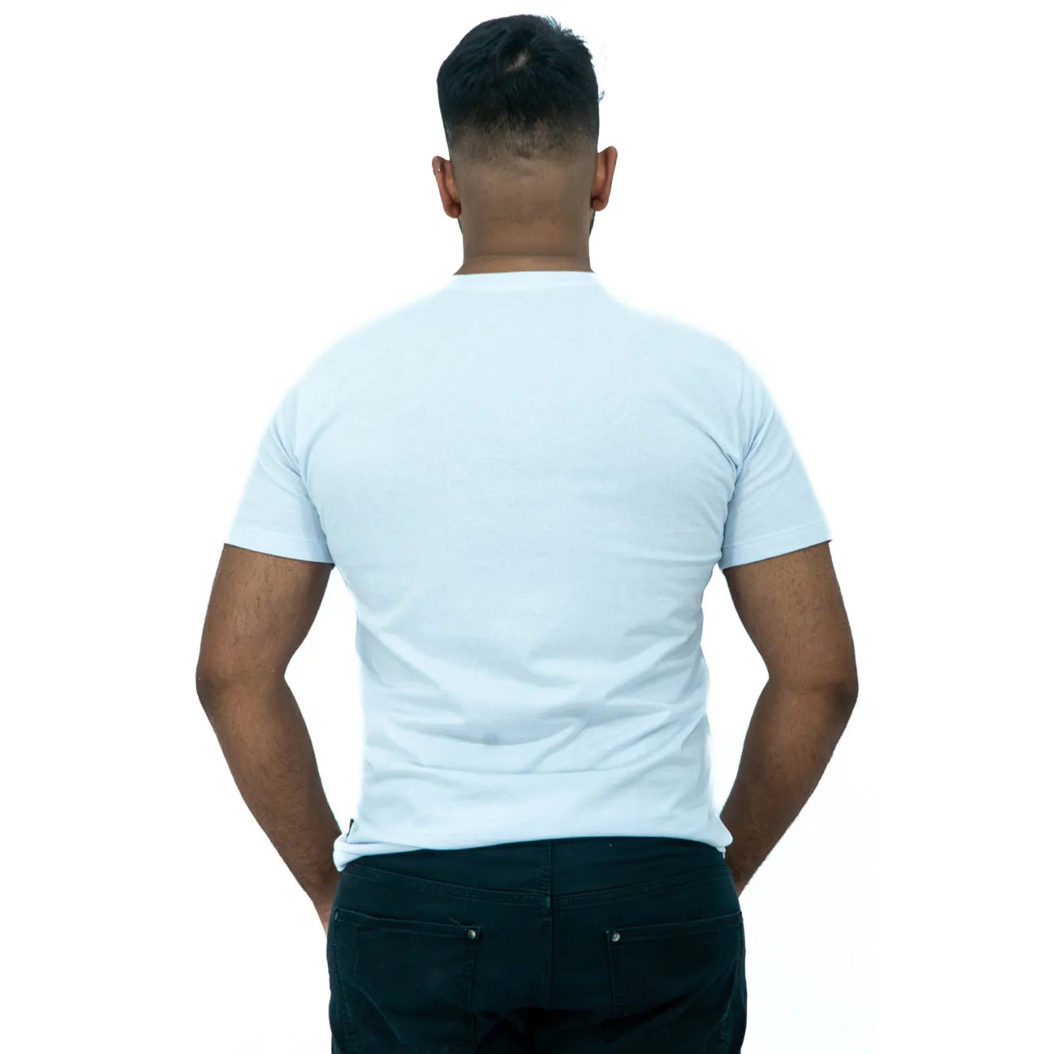 Modelo de costas usando camiseta de algodão premium da Absinto Men, com estampa temática dos Estados Unidos e Califórnia na cor branca.