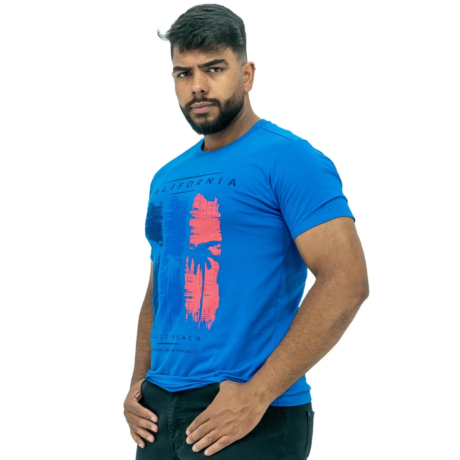 Modelo usando camiseta de algodão premium da Absinto Men, com estampa dos Estados Unidos e Califórnia.