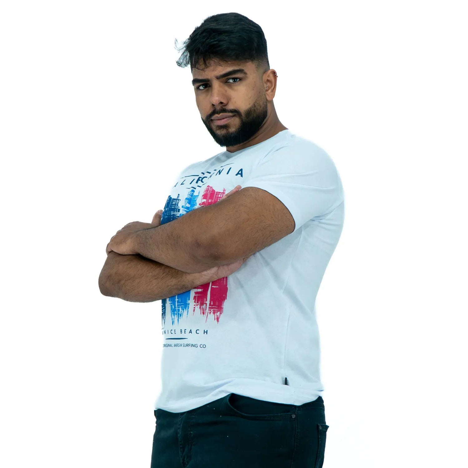 Modelo usando camiseta de algodão premium da Absinto Men, com estampa temática dos Estados Unidos e Califórnia na cor branca.