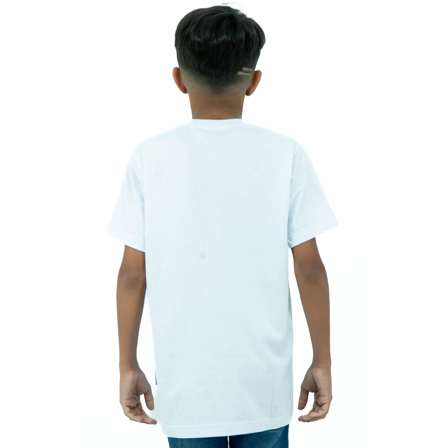 Costas da camiseta branca de algodão premium da Absinto Men, com estampa de astronauta jogando basquete.