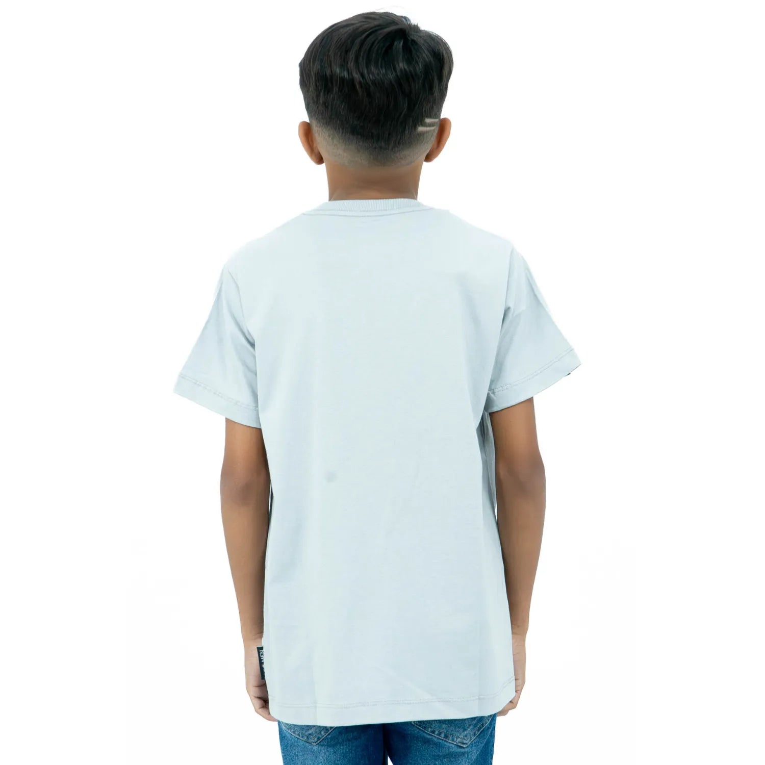 Costas da camiseta cinza de algodão premium da Absinto Men, com estampa de astronauta jogando basquete.