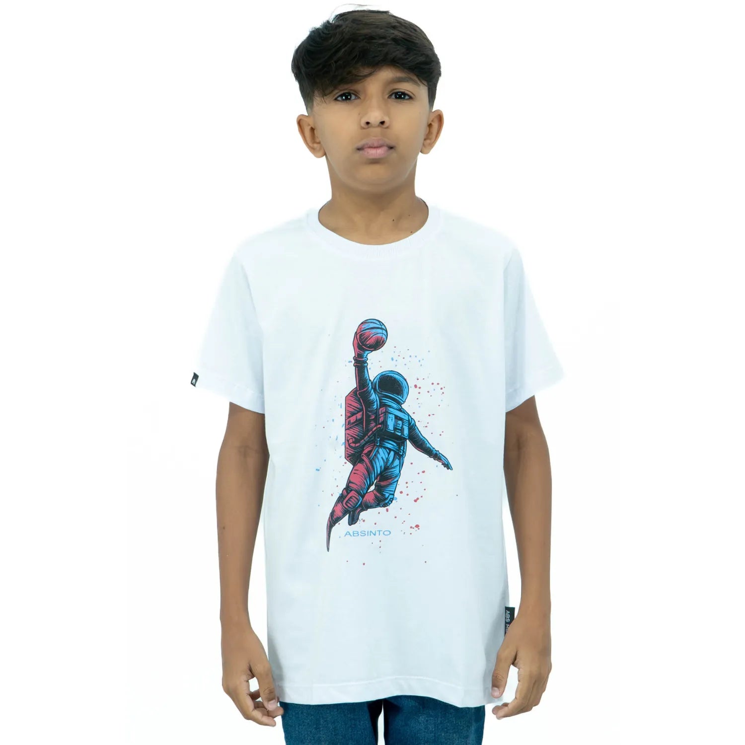 Modelo infantil usando camiseta de algodão premium da Absinto Men, com estampa de astronauta jogando basquete na cor branca.