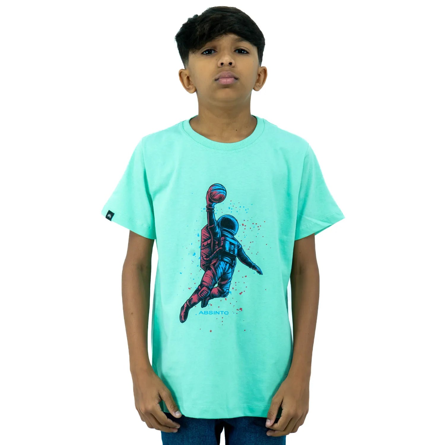 Modelo infantil usando camiseta de algodão premium da Absinto Men, com estampa de astronauta jogando basquete na cor verde.