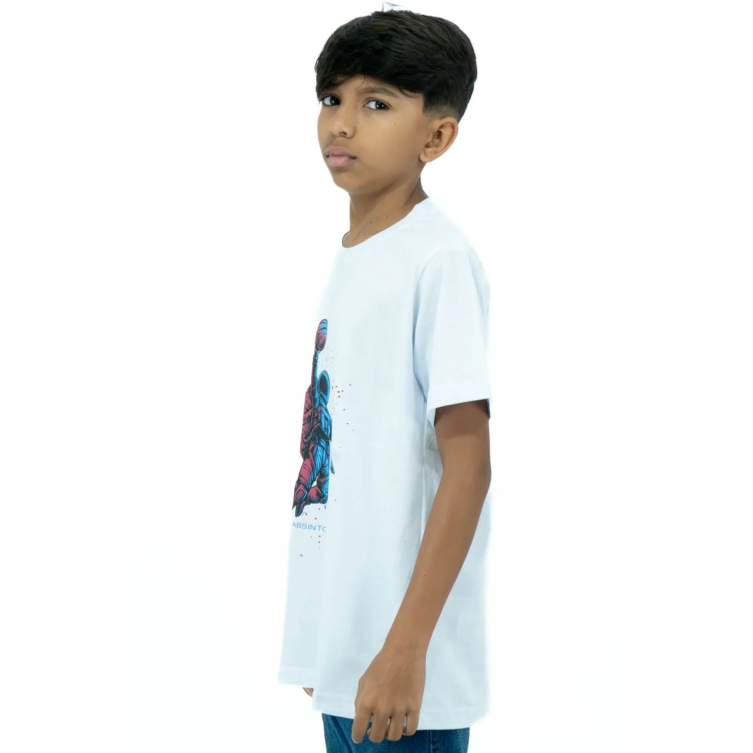 Camiseta branca de algodão premium da Absinto Men, com estampa de astronauta jogando basquete.