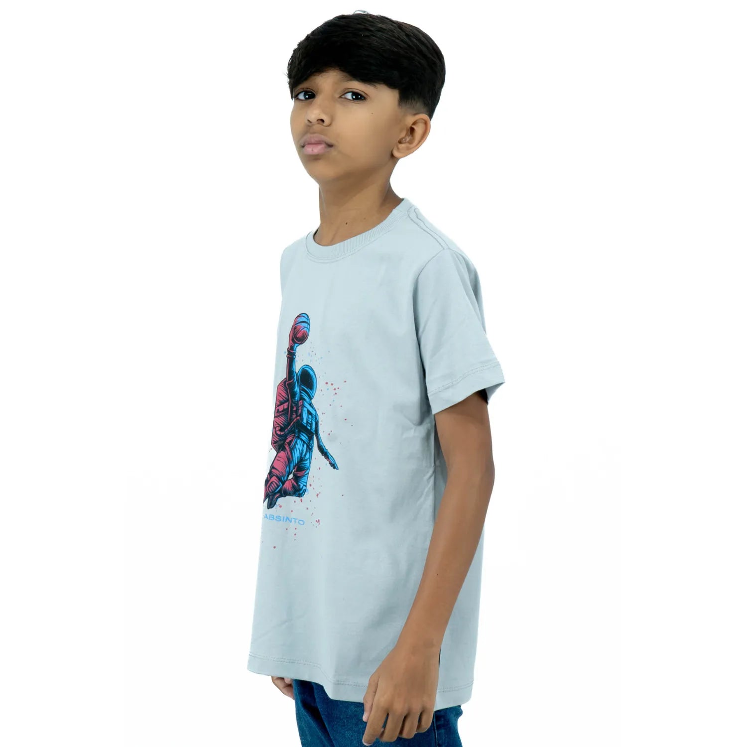 Modelo infantil usando camiseta cinza de algodão premium da Absinto Men, com estampa de astronauta jogando basquete.
