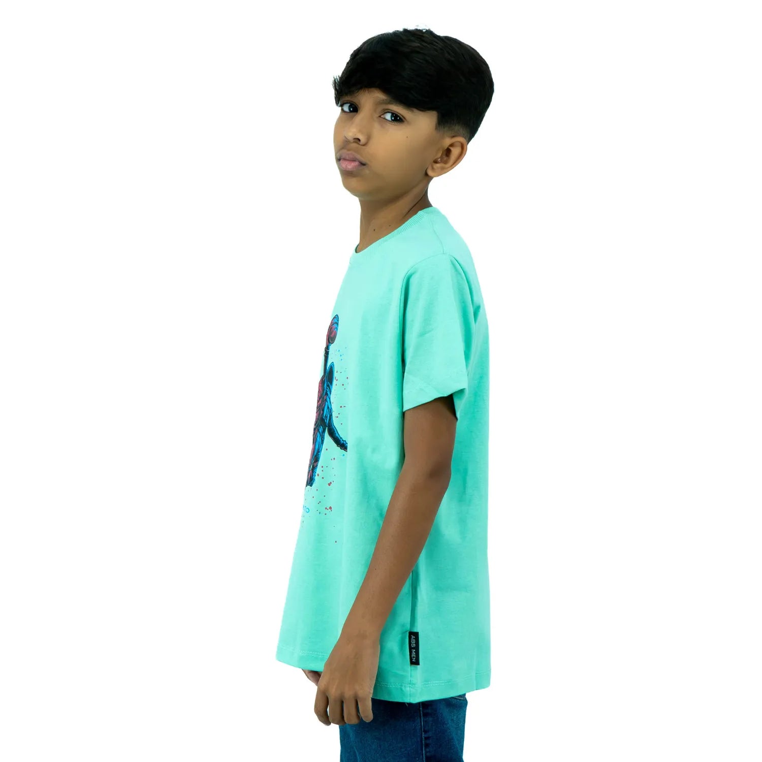 Modelo infantil usando camiseta verde de algodão premium da Absinto Men, com estampa de astronauta jogando basquete.