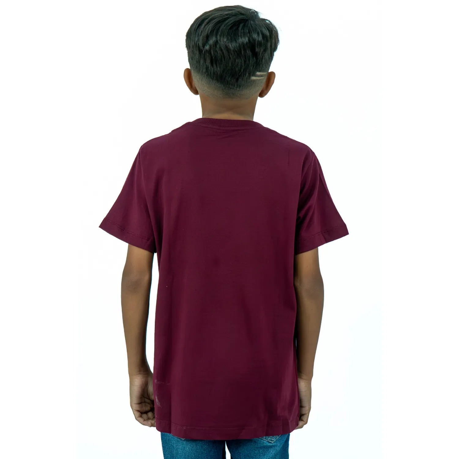 Foto das costas de camiseta infantil de algodão premium bordô, com estampa "Gamer", da marca Absinto Men.