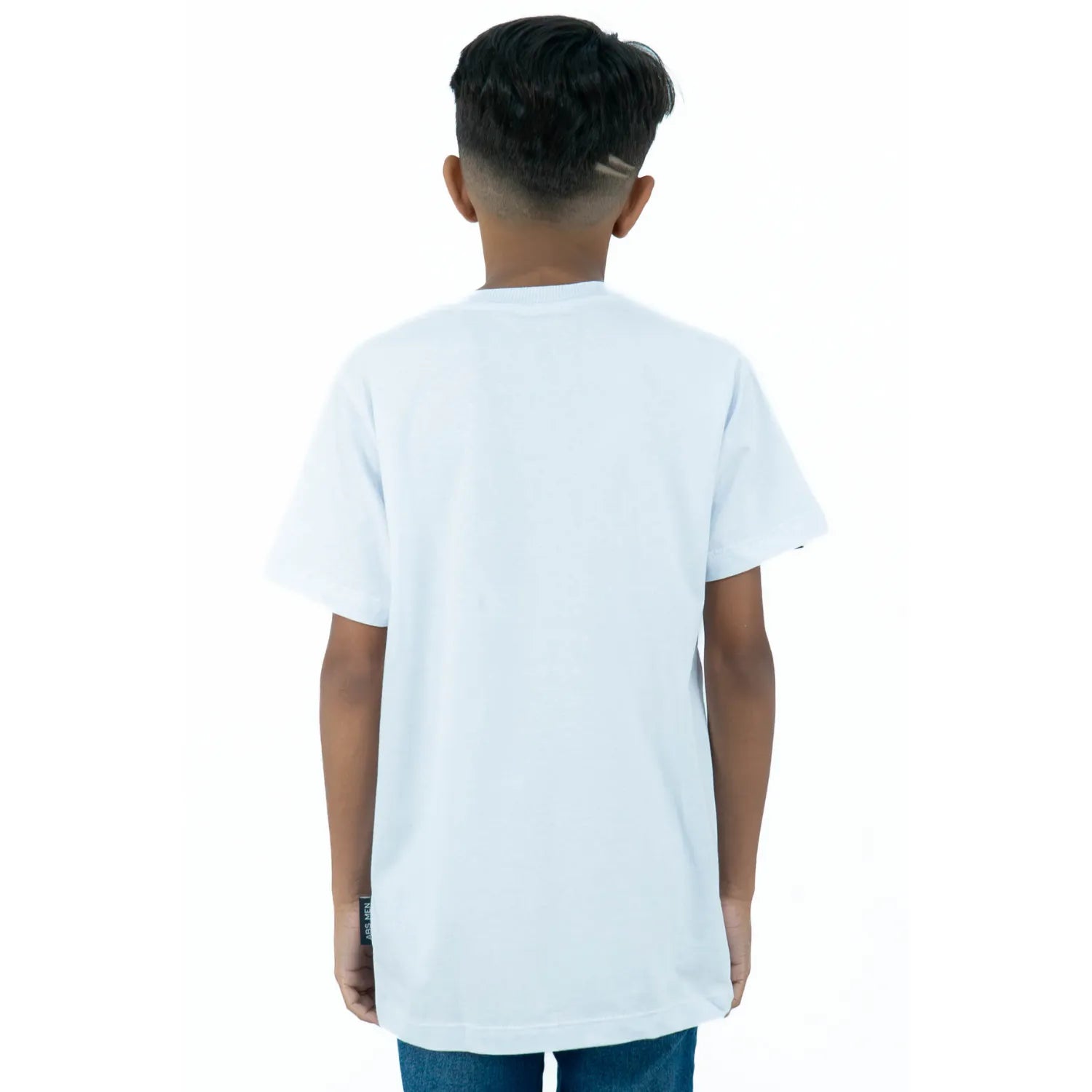Foto de modelo infantil de costas usando camiseta infantil masculina branca de algodão premium, com estampa gamer, da Absinto Men.