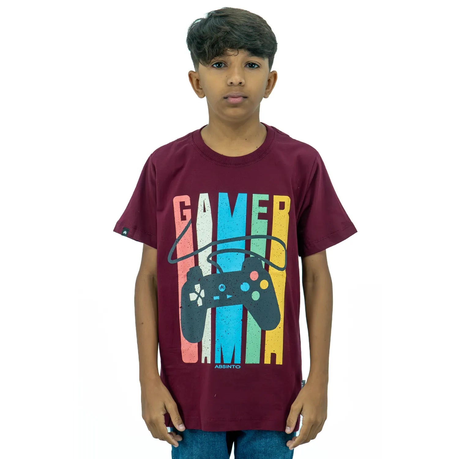 Modelo infantil usando camiseta de algodão premium da Absinto Men, com estampa de controle de videogame na cor bordô.
