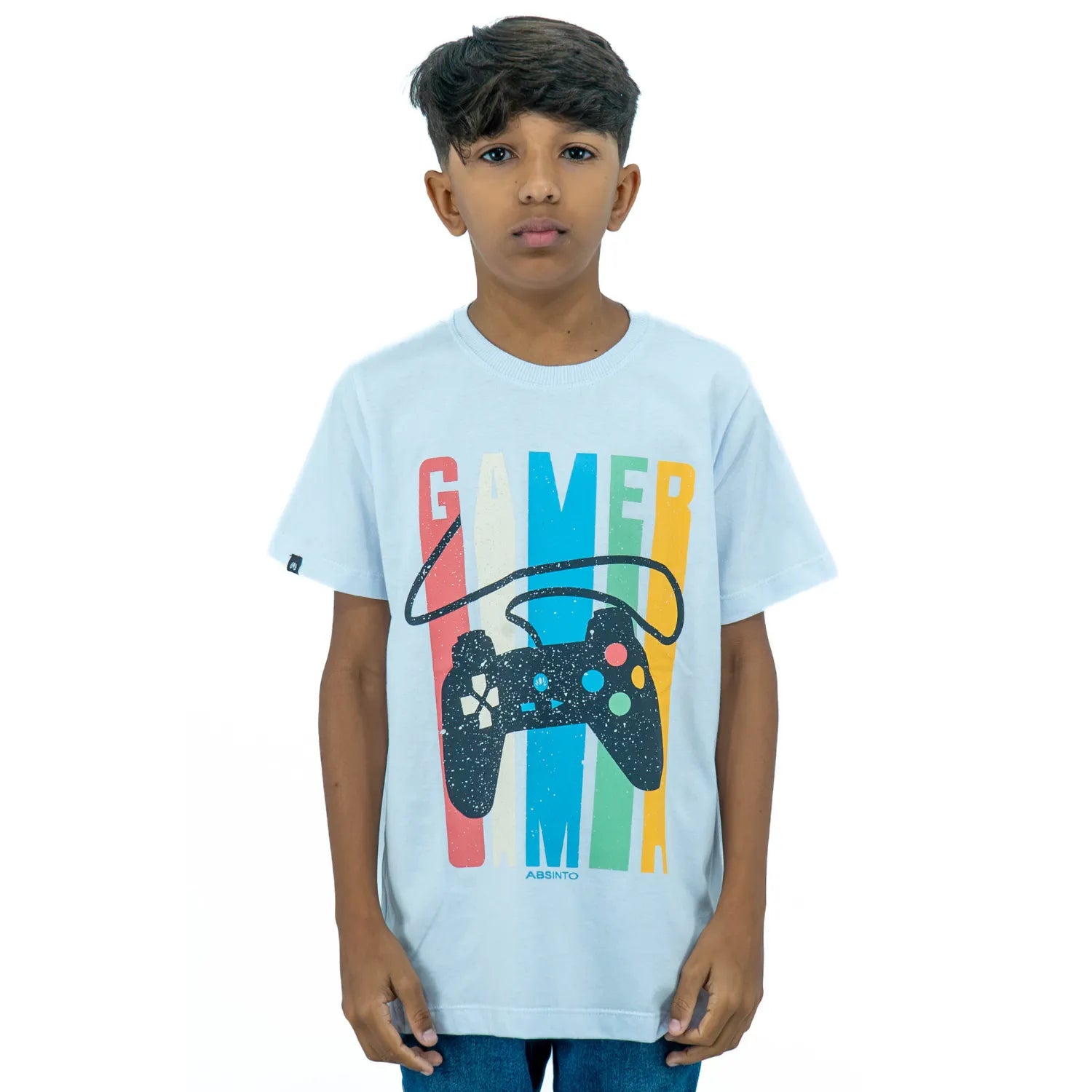Modelo infantil usando camiseta de algodão premium da Absinto Men, com estampa de controle de videogame na cor branca.