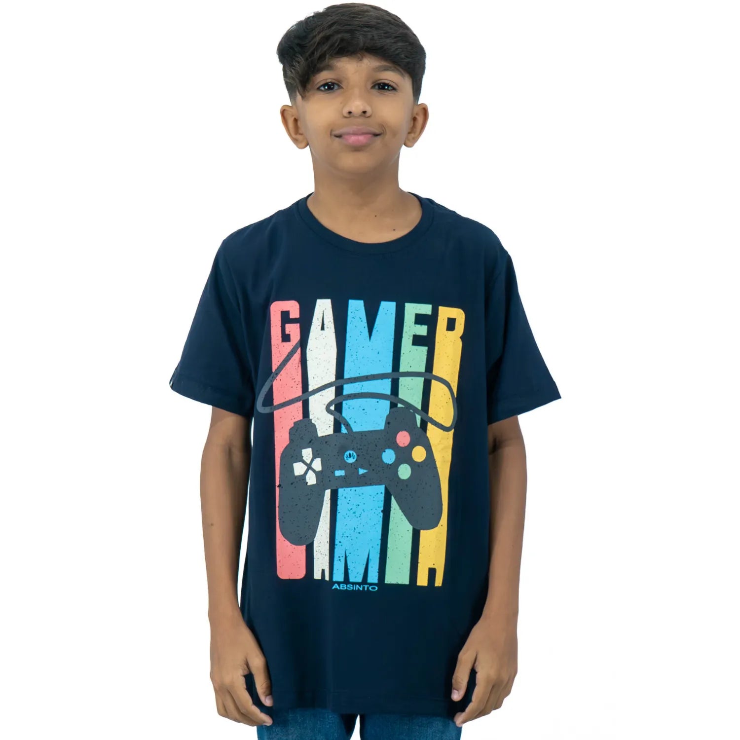 Modelo infantil usando camiseta de algodão premium da Absinto Men, com estampa de controle de videogame na cor marinho.