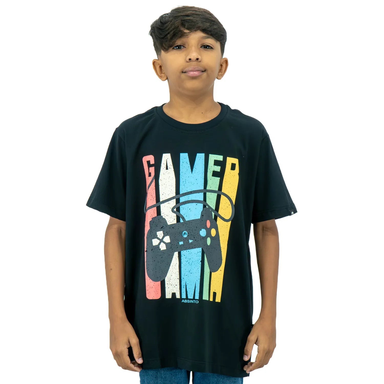 Modelo infantil usando camiseta de algodão premium da Absinto Men, com estampa de controle de videogame na cor preta.