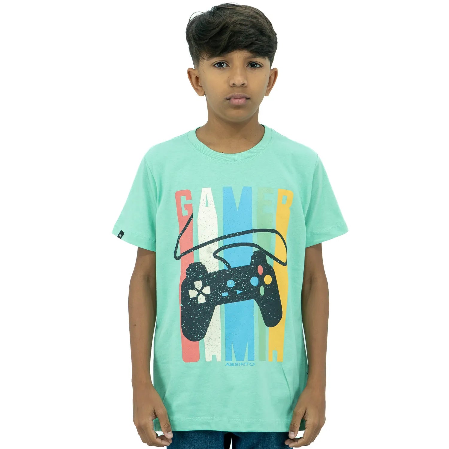 Modelo infantil usando camiseta de algodão premium da Absinto Men, com estampa de controle de videogame na cor verde.