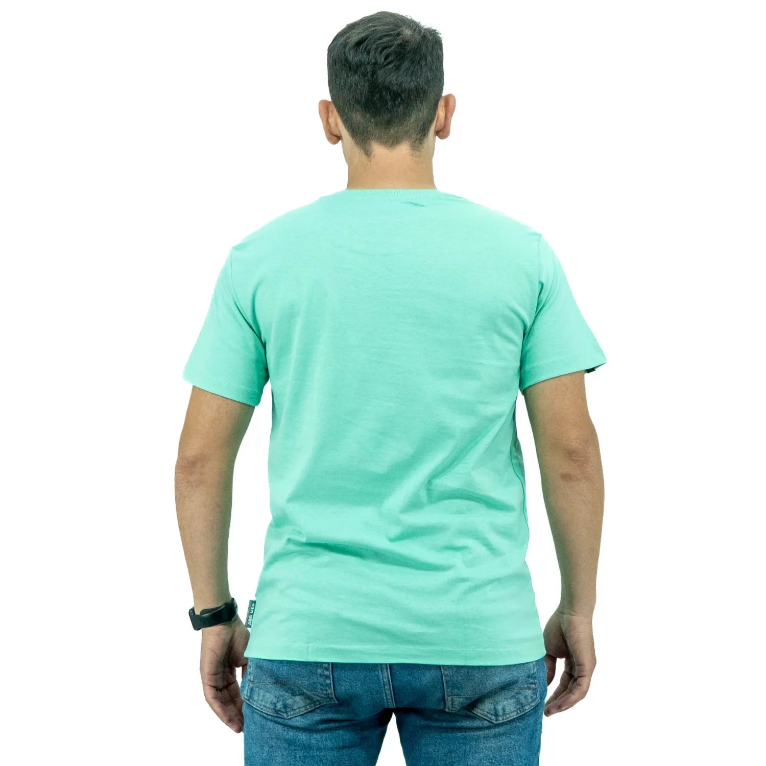 Costas da camiseta de algodão premium da Absinto Men, com a logo da marca no peito.