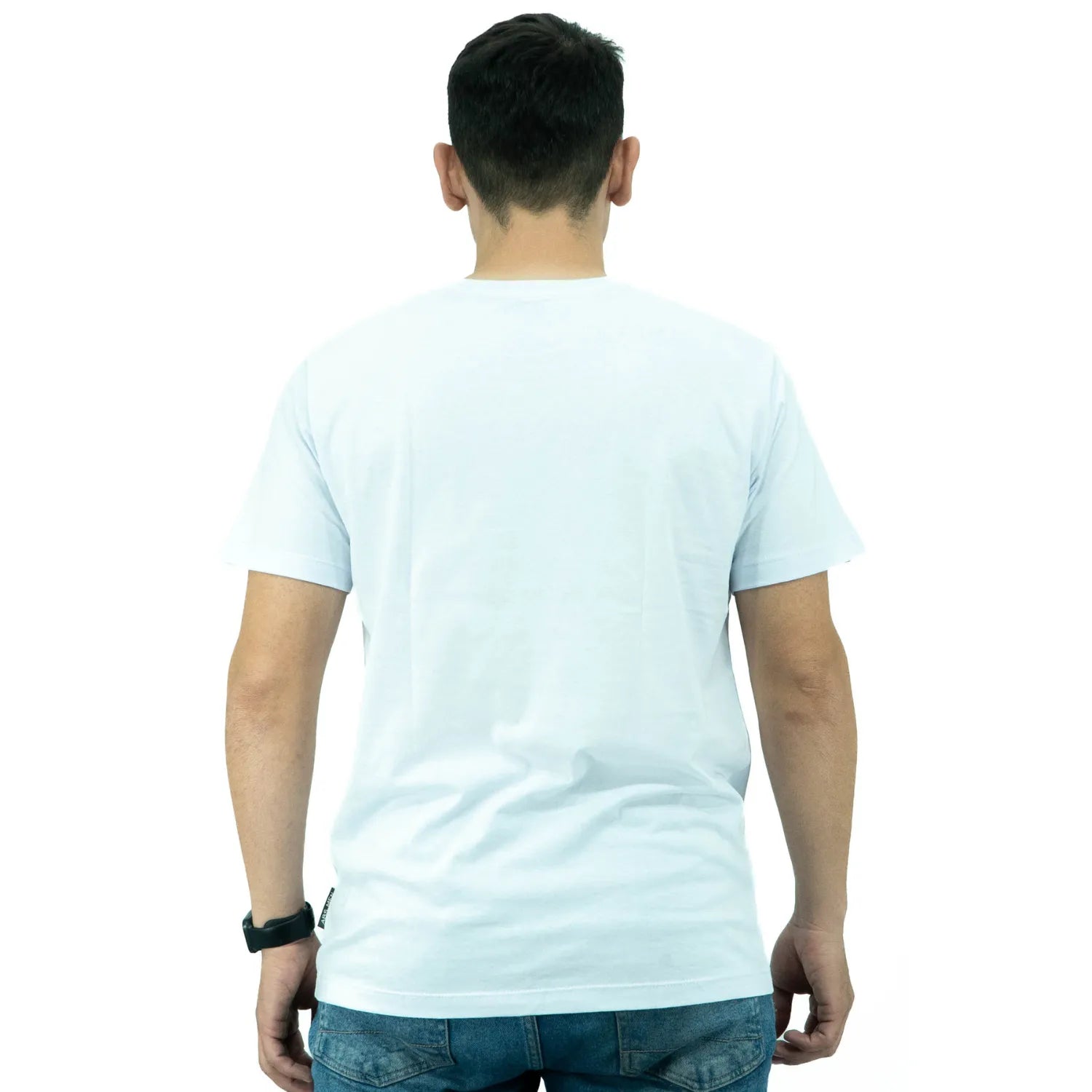 Modelo de costas usando camiseta de algodão premium da Absinto Men, com estampa de linhas geométricas na cor branca.