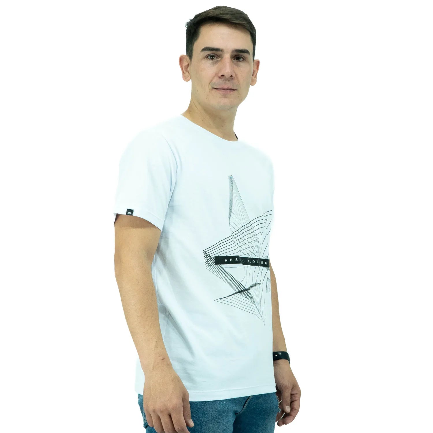 Modelo usando camiseta de algodão premium da Absinto Men, com estampa de linhas geométricas na cor branca.