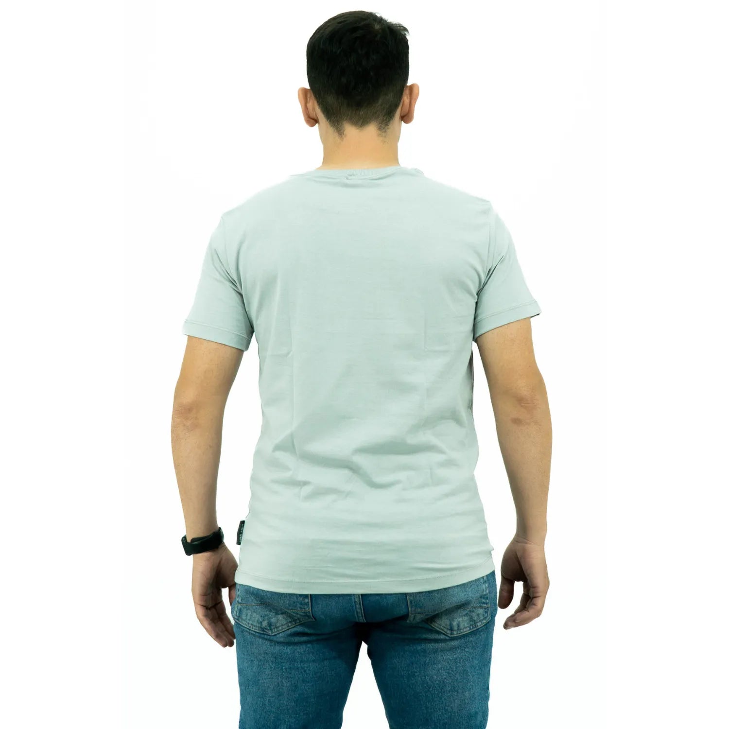 Modelo usando camiseta de algodão premium da Absinto Men, com estampa poá na cor cinza.