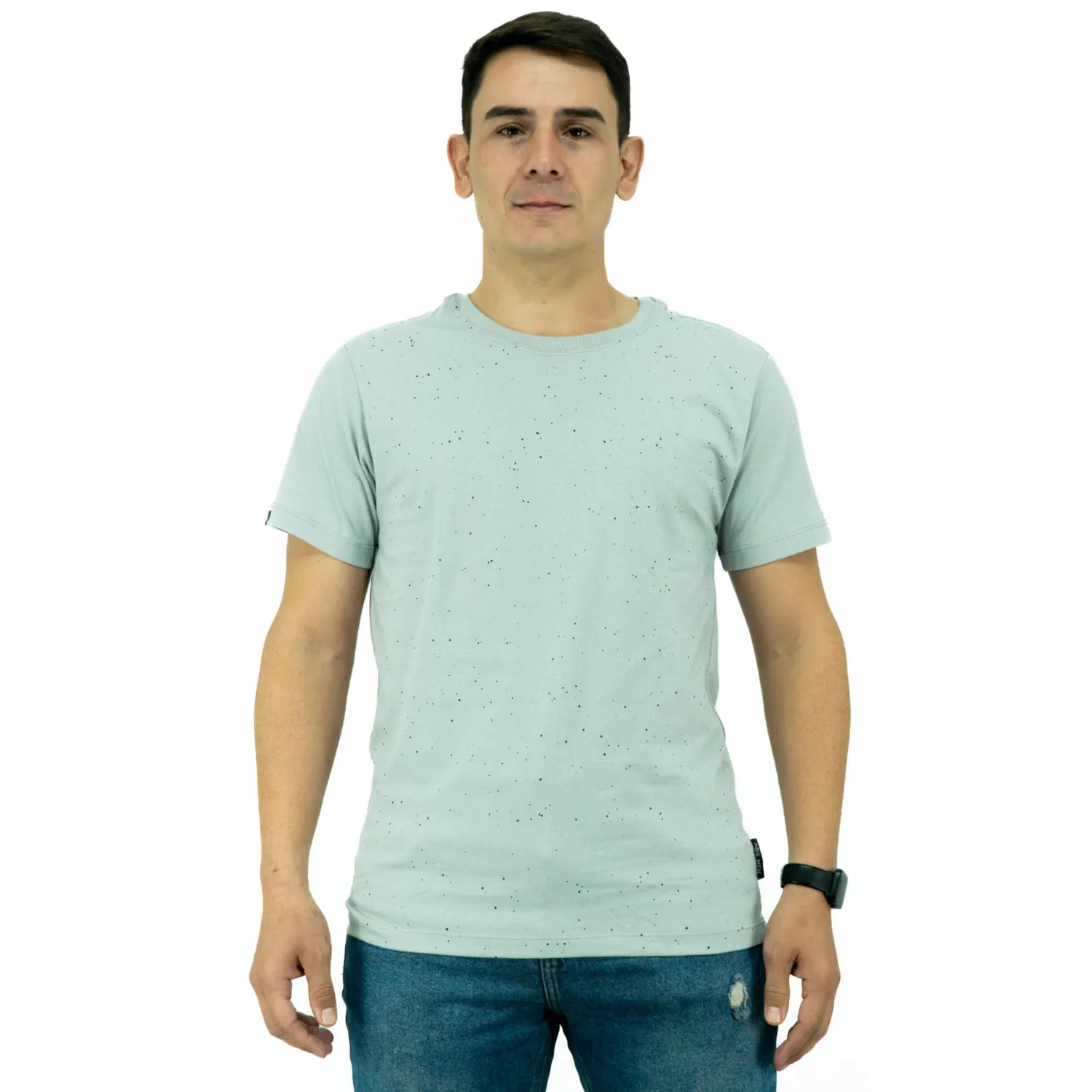 Foto de modelo usando camiseta de algodão premium da Absinto Men, com estampa poá.