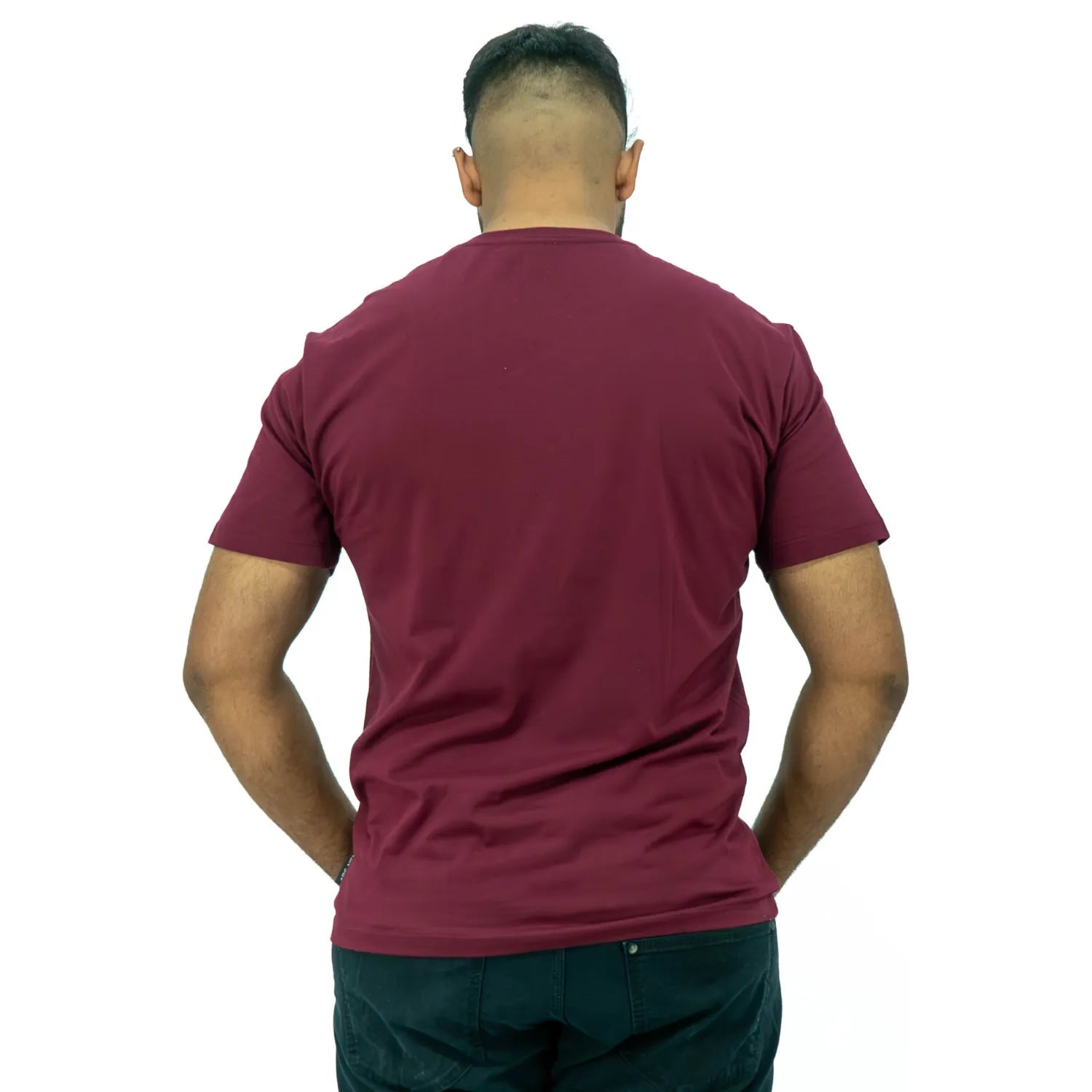 Modelo usando camiseta de algodão premium da Absinto Men, com estampa temática dos Estados Unidos na cor bordô.