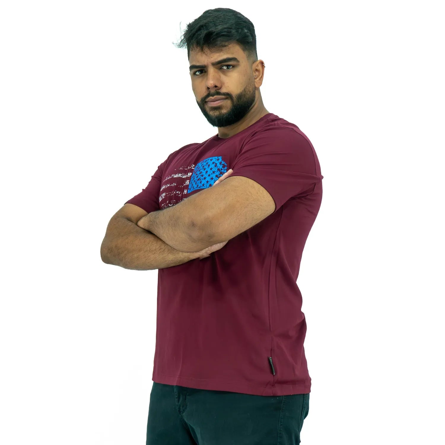 Modelo usando camiseta de algodão premium da Absinto Men, com estampa temática dos Estados Unidos.