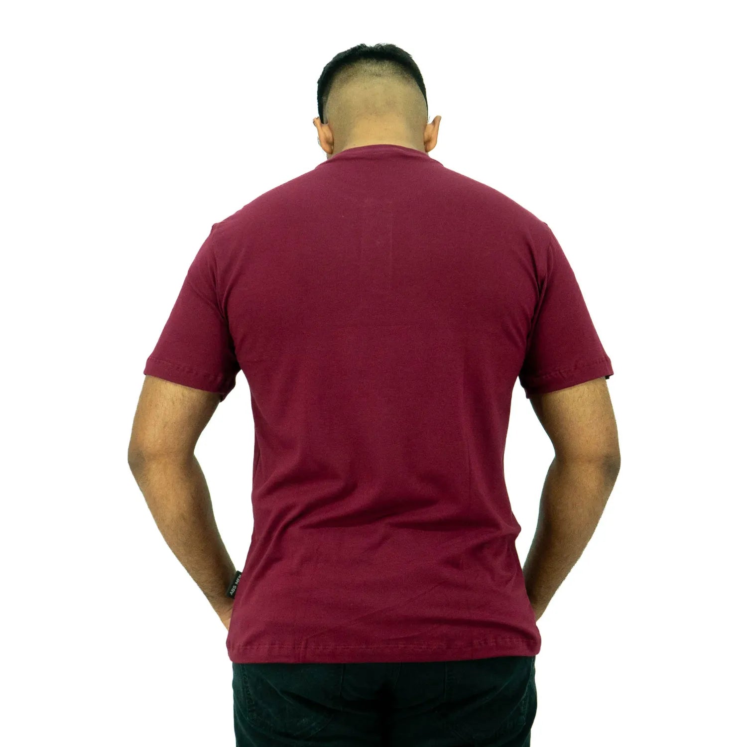 Modelo usando camiseta de algodão com elastano, com gola portuguesa, na cor bordô da Absinto Men.
