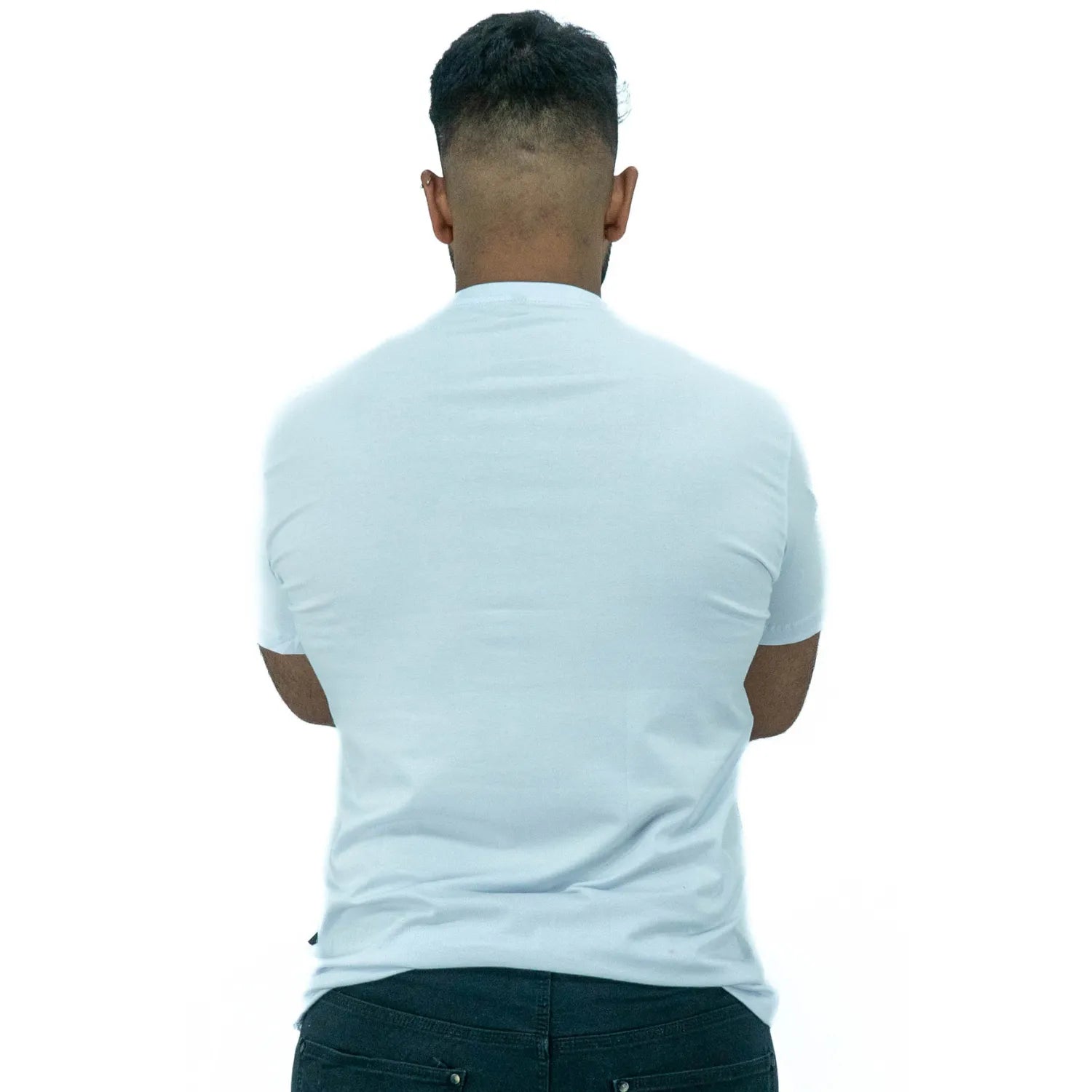 Modelo usando camiseta de algodão com elastano, com gola portuguesa, na cor branca da Absinto Men.